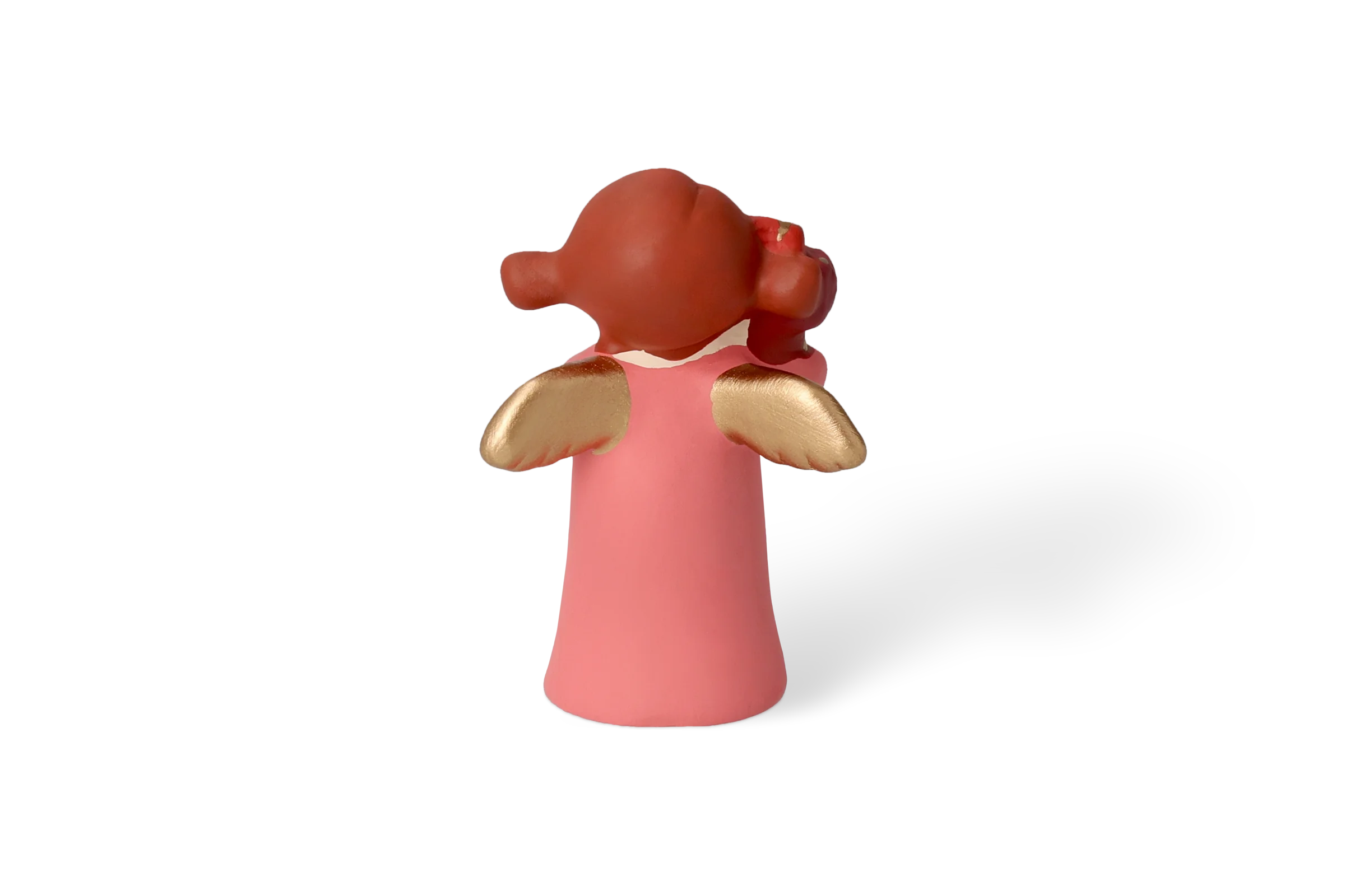 Engel Rosine Klein - Edition 9 Dekofigur Himmlische Schwester mit goldenen Flügeln, die ein rosa Kleid trägt und Geschenkpakete in rot-goldener Verpackung hält, in der Rückansicht.