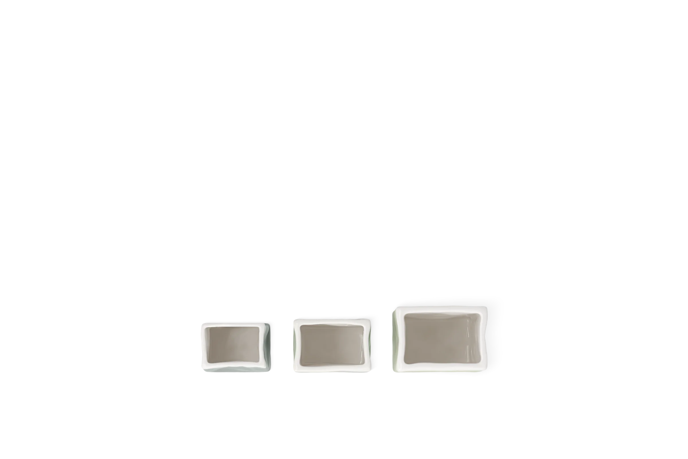 Drei weiße Minivasen in quadratischer Form und unterschiedlichen Größen in der Draufsicht.
