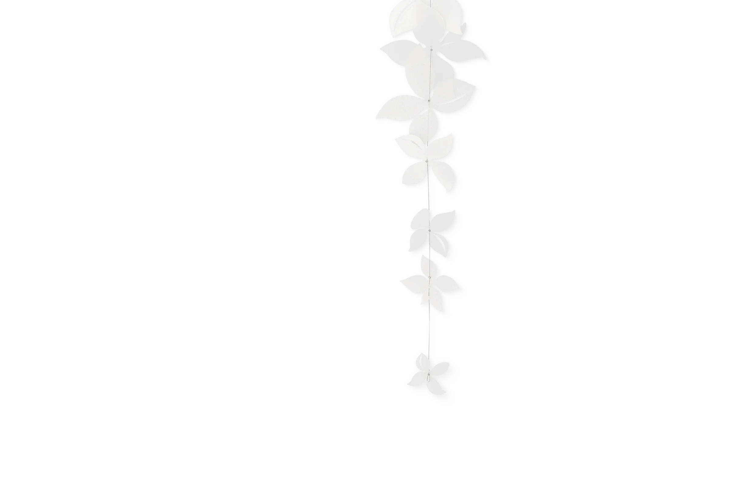 Weiße Fensterkette mit stilisierten Blüten und Blättern an feinen Aufhängungen in der Detailansicht.