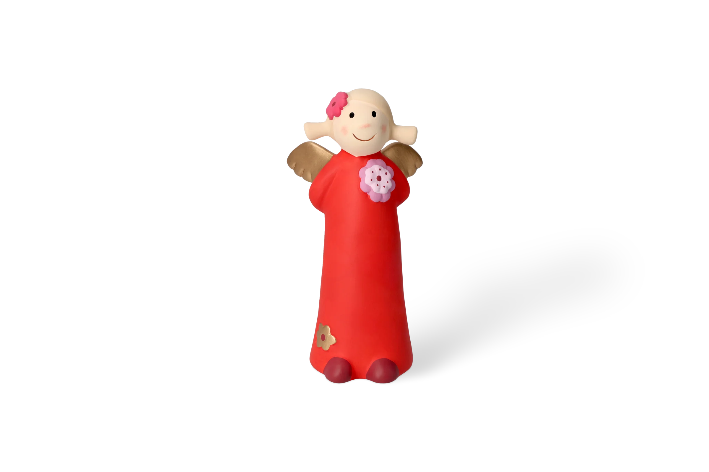 Engel Florentine Groß - Edition 9 Dekofigur Himmlische Schwester mit goldenen Flügeln, die ein rotes Kleid mit Ansteckblume trägt und die Arme hinter dem Rücken verschränkt hat, in der Vorderansicht.