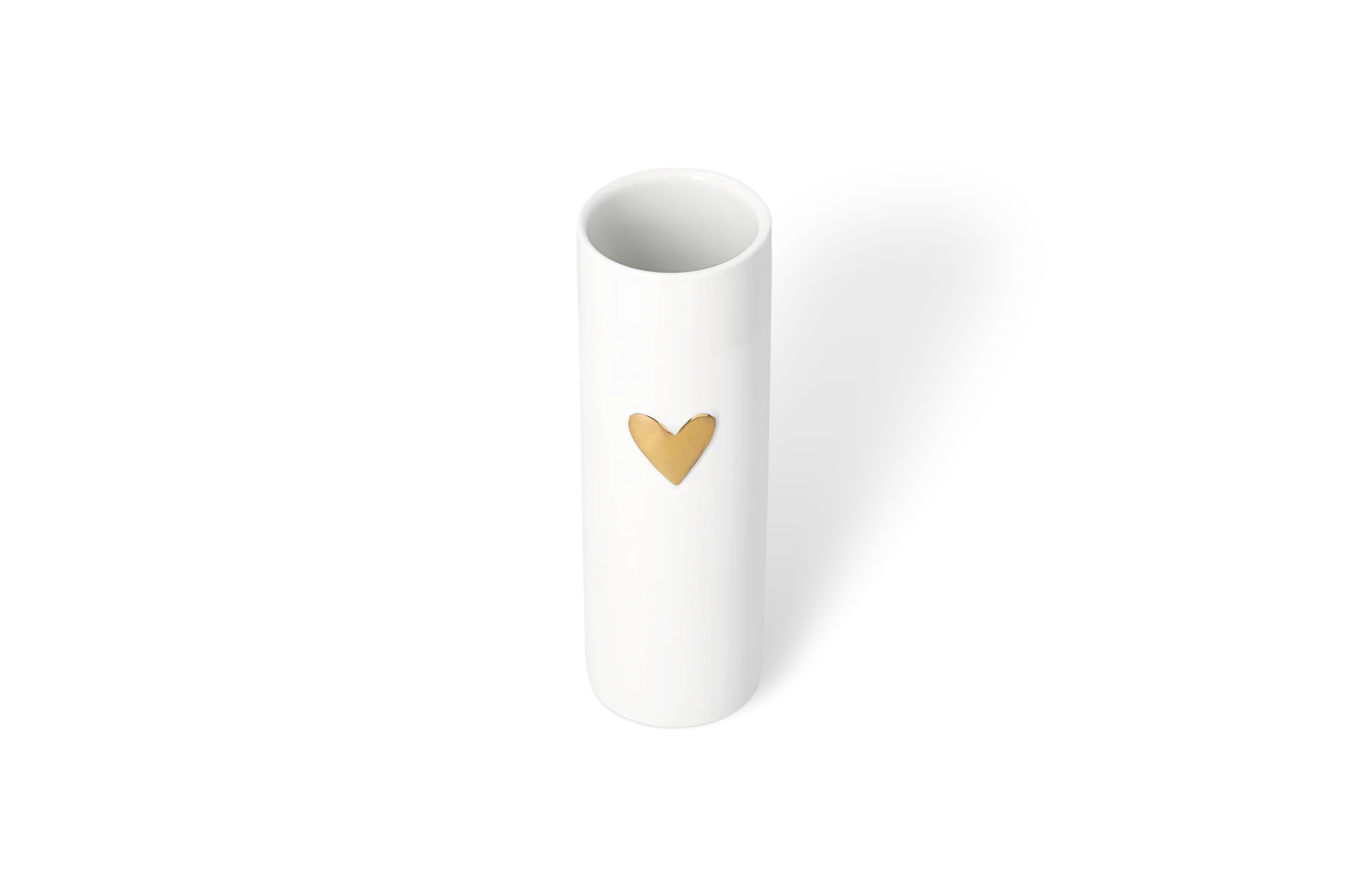 Weiße Porzellanvase mit goldenem erhabenem Herz in der vorderen Linksansicht mit Neigung.