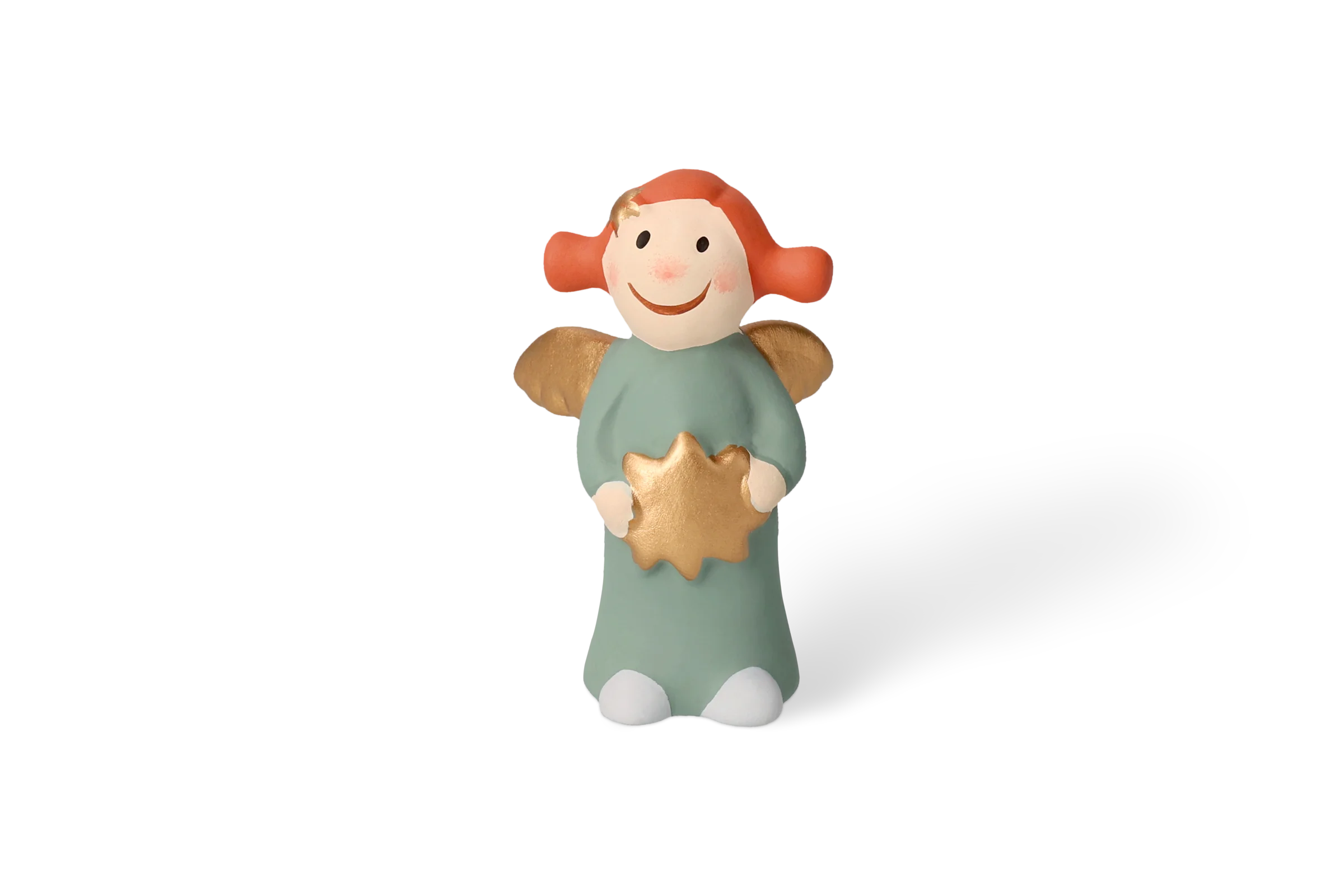 Engel Sternchen Klein - Edition 9 Dekofigur Himmlische Schwester mit goldenen Flügeln und roten Zöpfen, die ein grünes Kleid trägt und einen goldenen Stern hält, in der Vorderansicht.