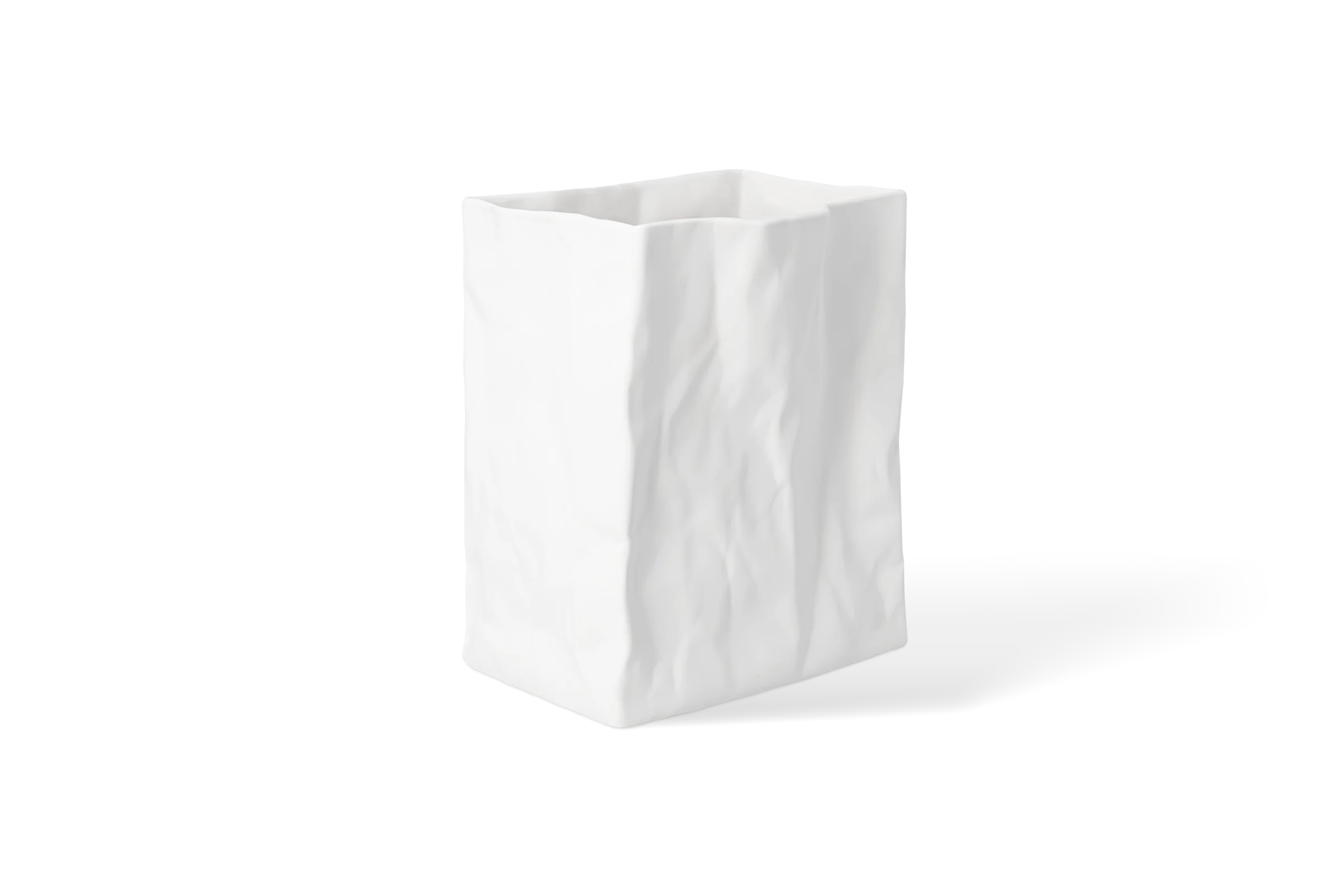 Weiße Vase der Serie Formgefühl mit quadratischer Öffnung und unregelmäßig strukturierter Oberfläche in der hinteren Linksansicht.
