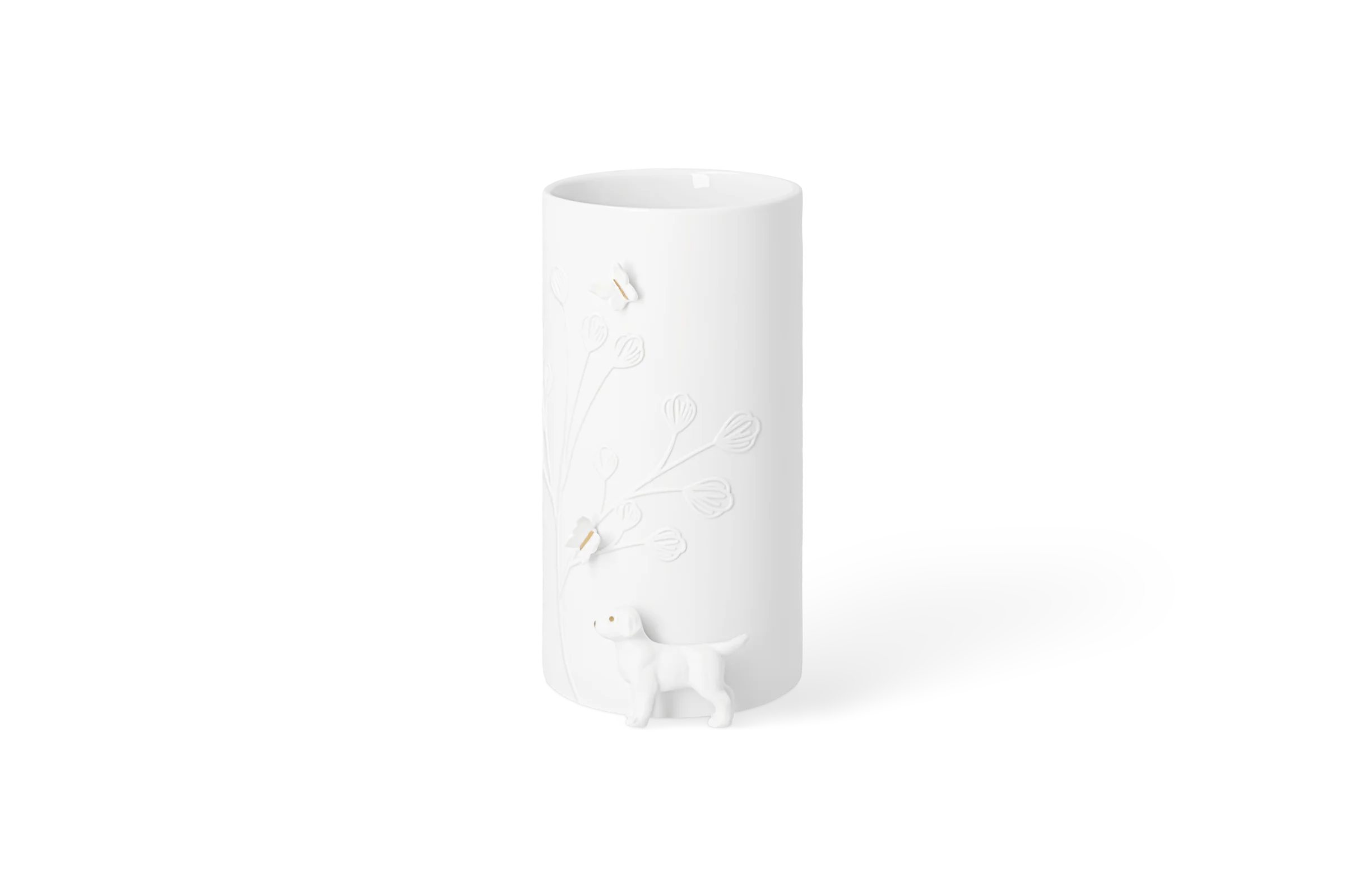 Vase Hund Stehend Weiße Porzellanvase mit hochgeprägten Blumen, goldenen Schmetterlingen und kleinem Hund als Relief in der Vorderansicht.