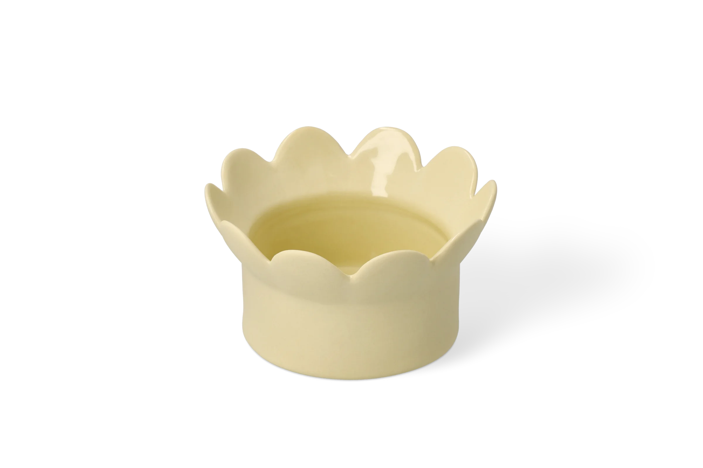 Cremefarbene Schale aus der Serie Softtone mit gewelltem Rand in vorderer Neigung.