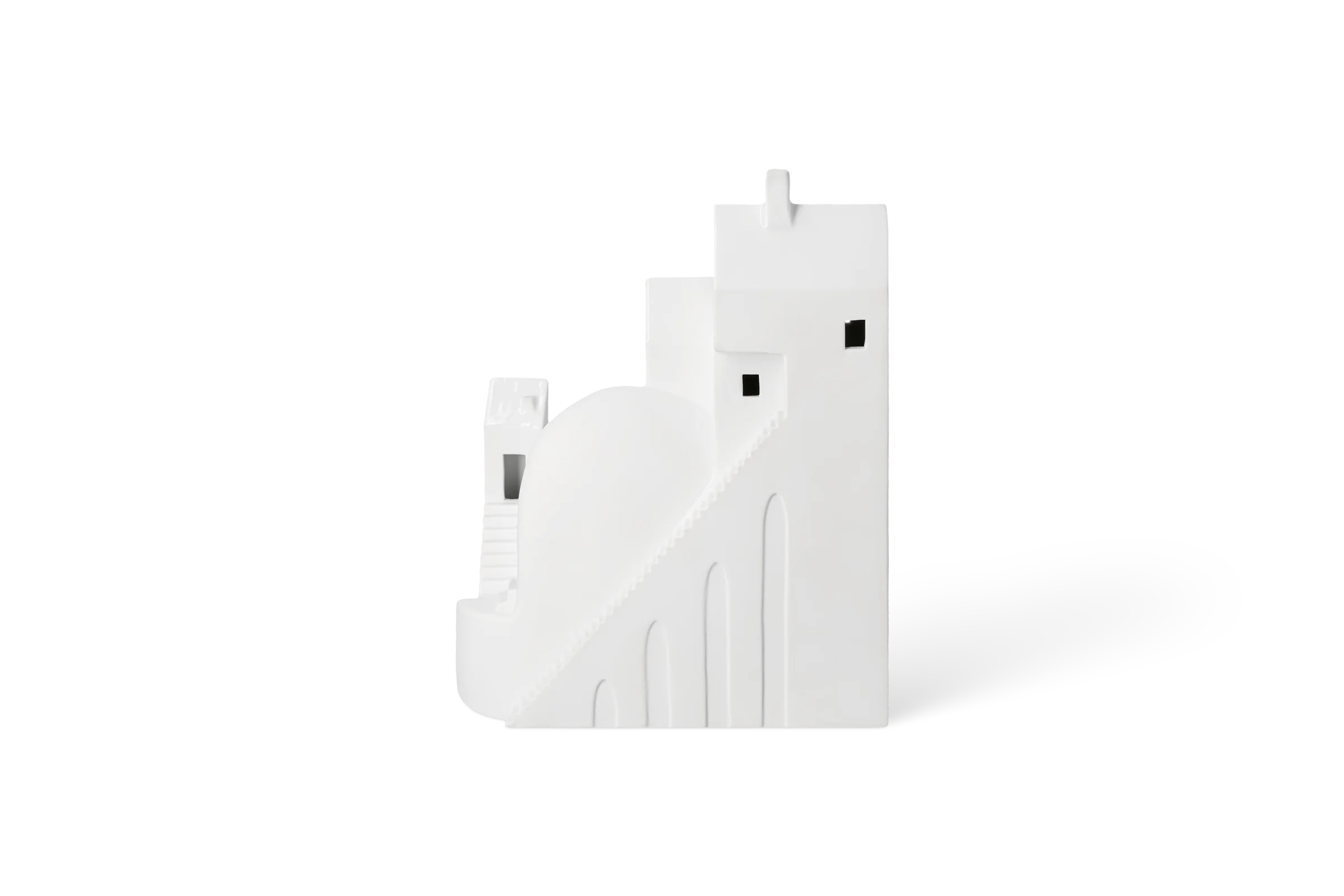 LED Lichthaus Treppchenstädtchen aus weißem Porzellan mit Treppe, Fenstern und eingeprägten Bögen in der Rechtsansicht.