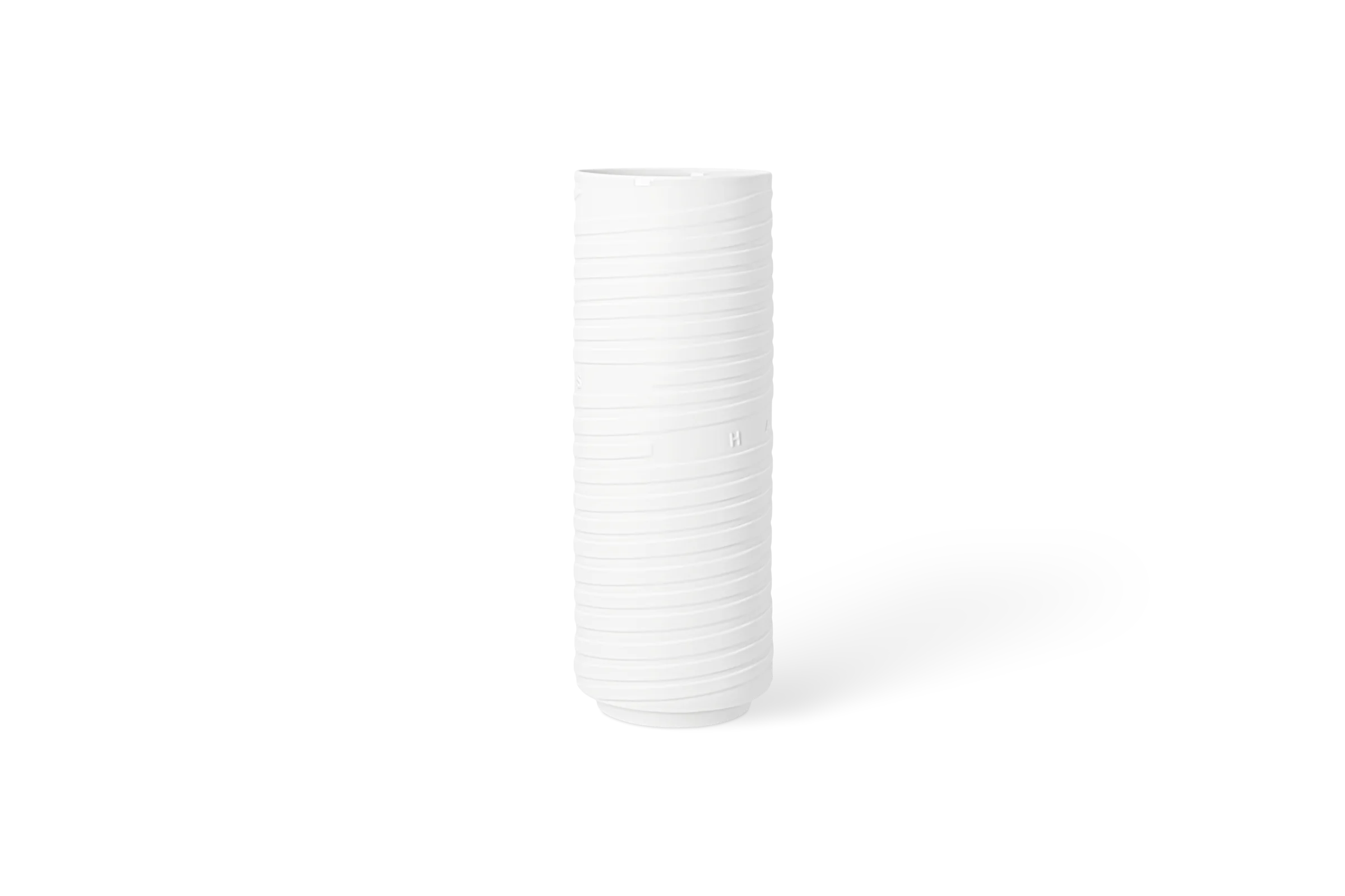 Weiße Porzellanvase Formgefühl mit umlaufenden horizontalen Rillen und zylindrischer Form in der Linksansicht.