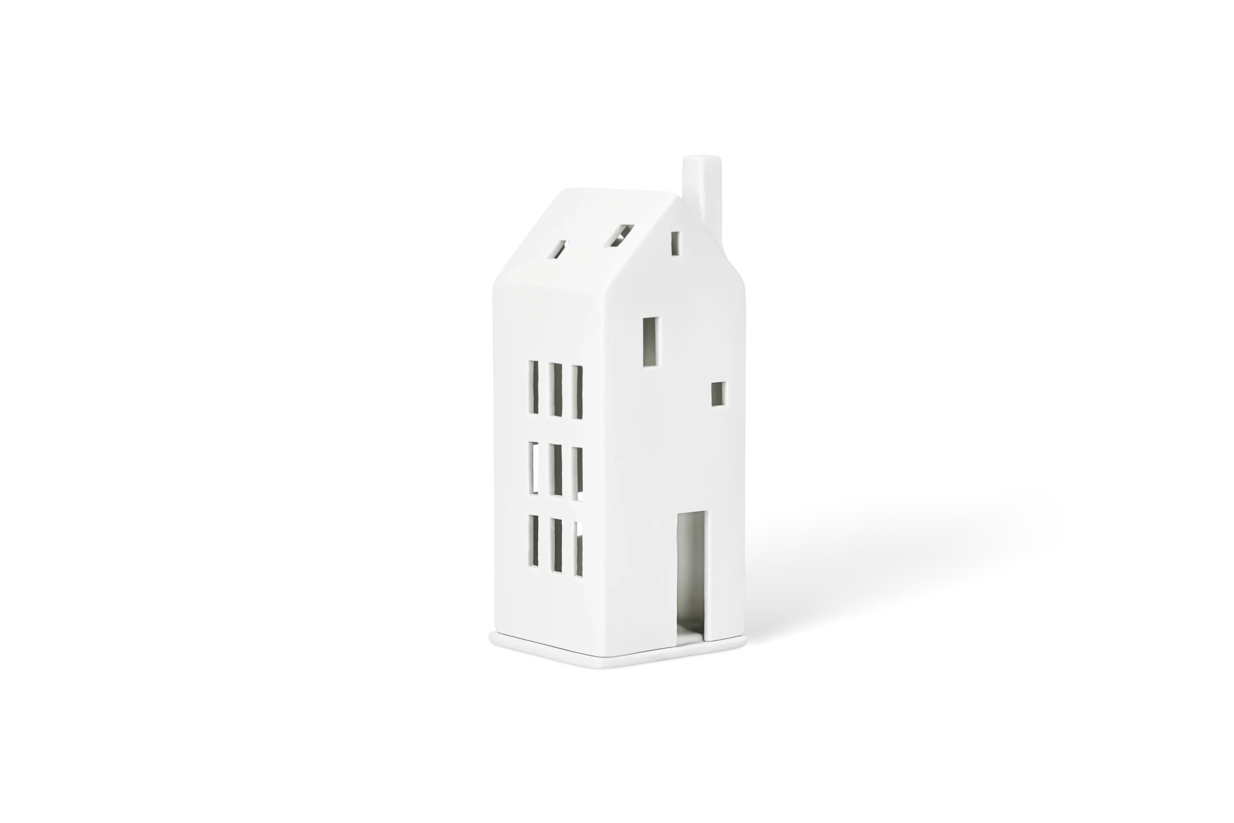 Lichthaus Große Tür Weißes Lichthaus aus Porzellan mit Schornstein, Tür und ausgeschnittenen Fenstern in der vorderen Linksansicht.