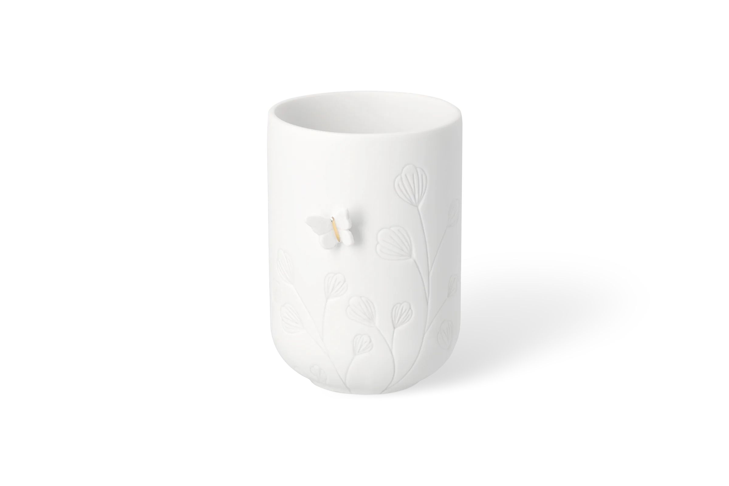 Teelichthalter Schmetterling Design 2 Weißer Porzellan-Teelichthalter mit hochgeprägten Blumen und Schmetterling mit goldenem Körper in der Vorderansicht.