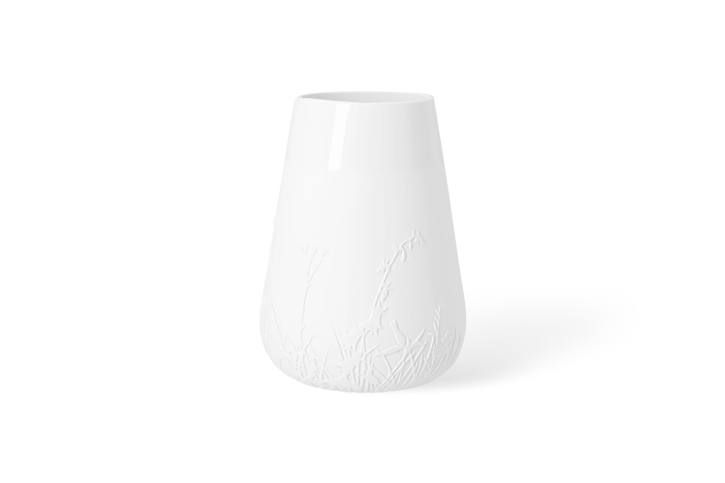 Weiße Vase Blütezeit mit hochgeprägten Gräsern und Blüten am unteren Rand, in der Rechtsansicht.