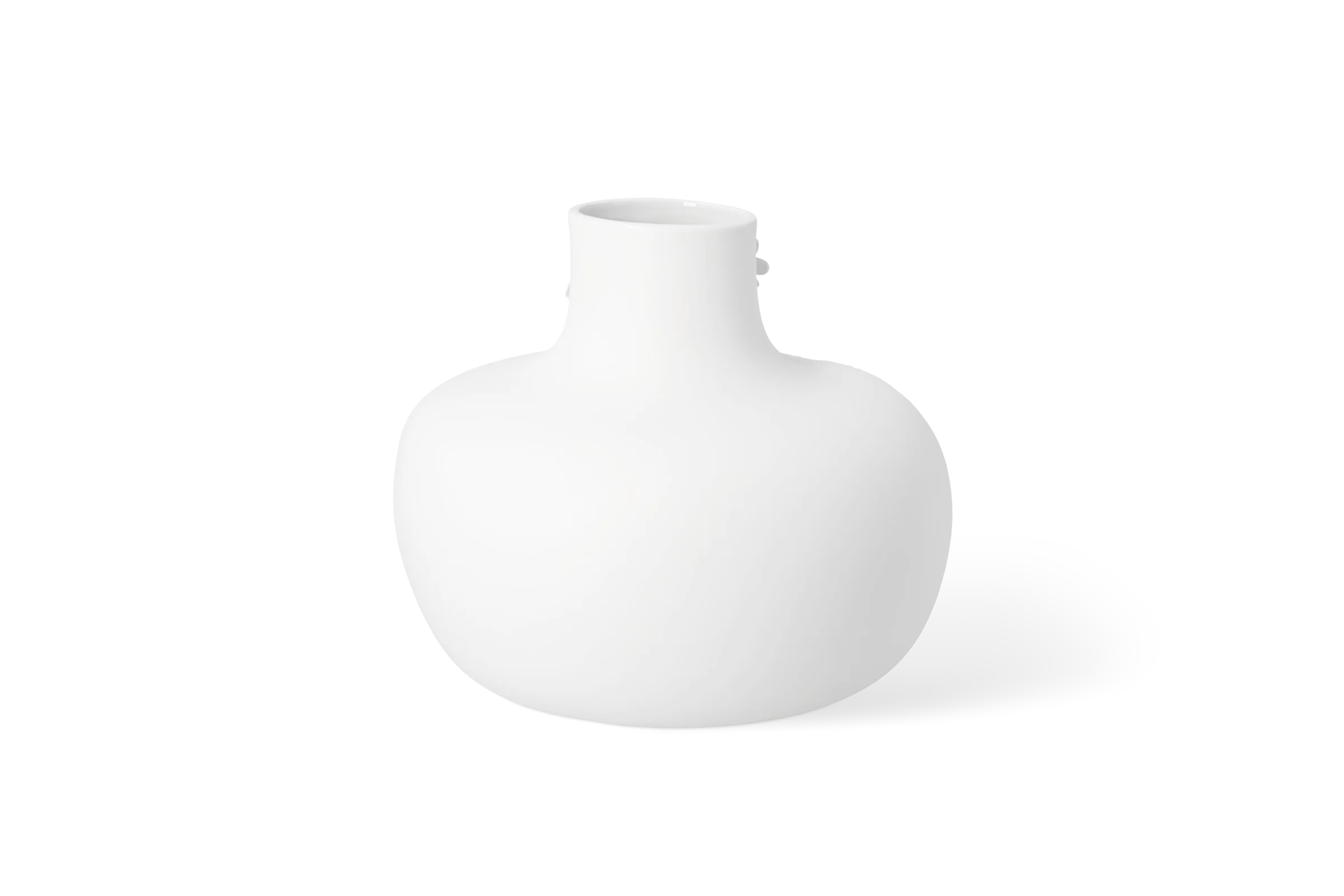 Weiße Vase in kugeliger Form mit schmalem Hals und kleinen seitlichen Ohren in der Rückansicht.