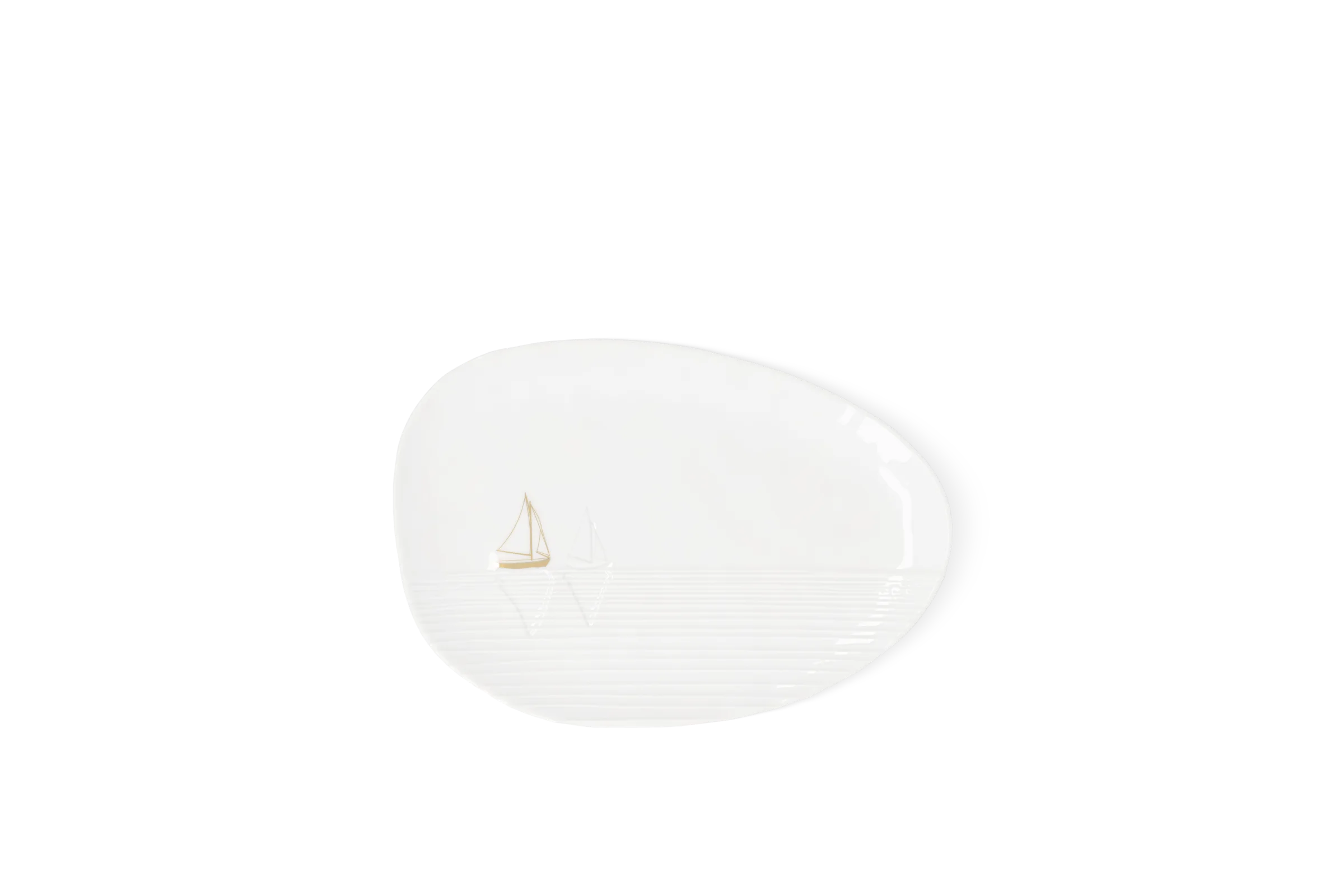 Weißer Porzellanteller mit zwei Segelbooten und eingeprägten Wellen in der Draufsicht.