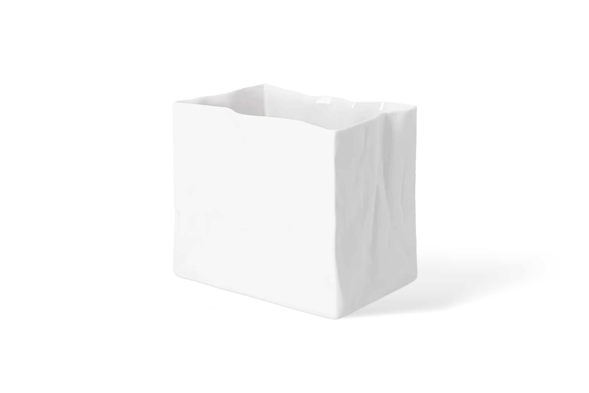 Weiße Porzellanvase Formgefühl in kantiger Form mit unregelmäßig gewelltem Rand in der hinteren Rechtsansicht.