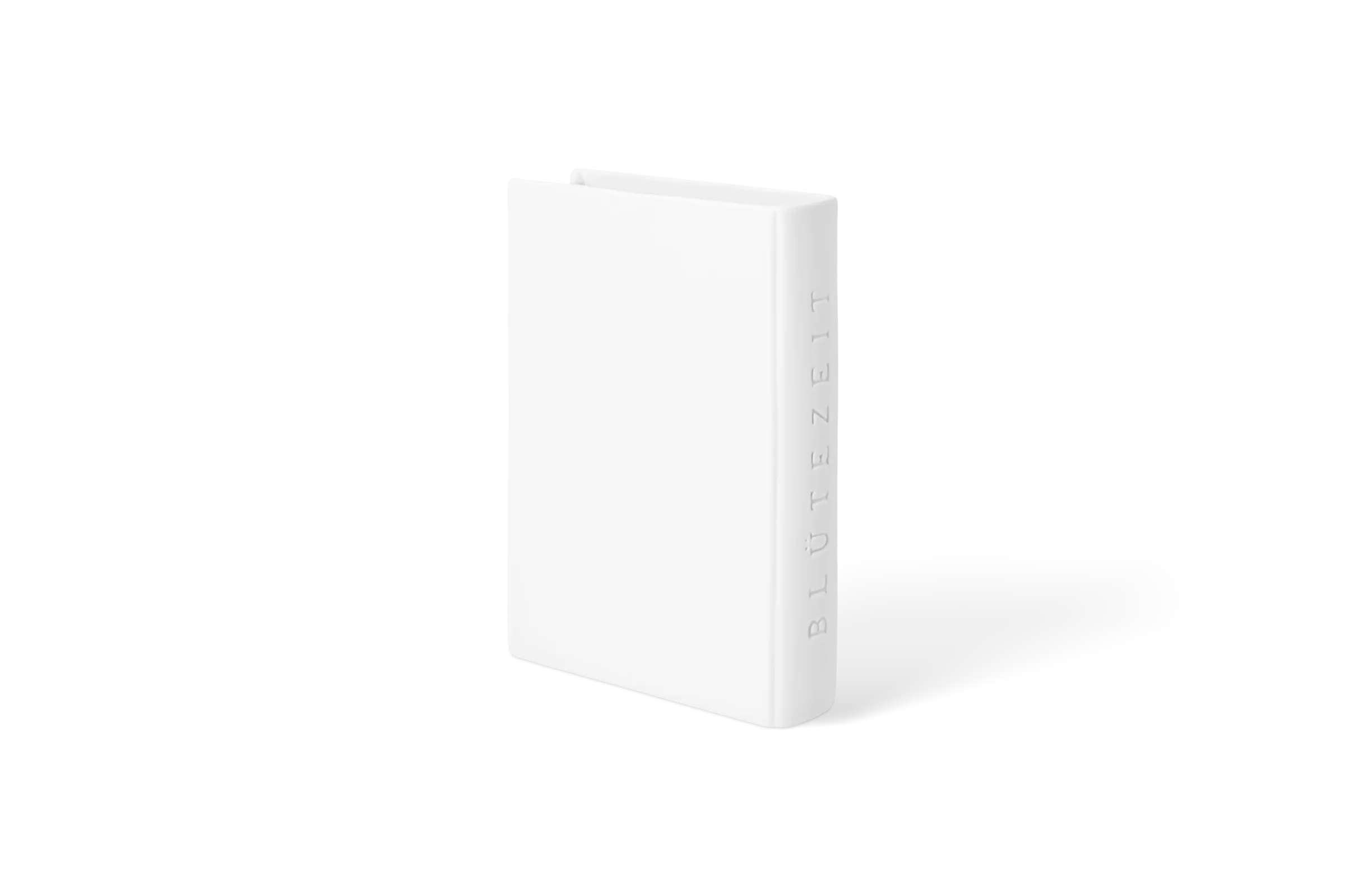 Weiße Porzellanvase in Buchform mit eingeprägtem Schriftzug Blütenzeit am Buchrücken in der hinteren Rechtsansicht.