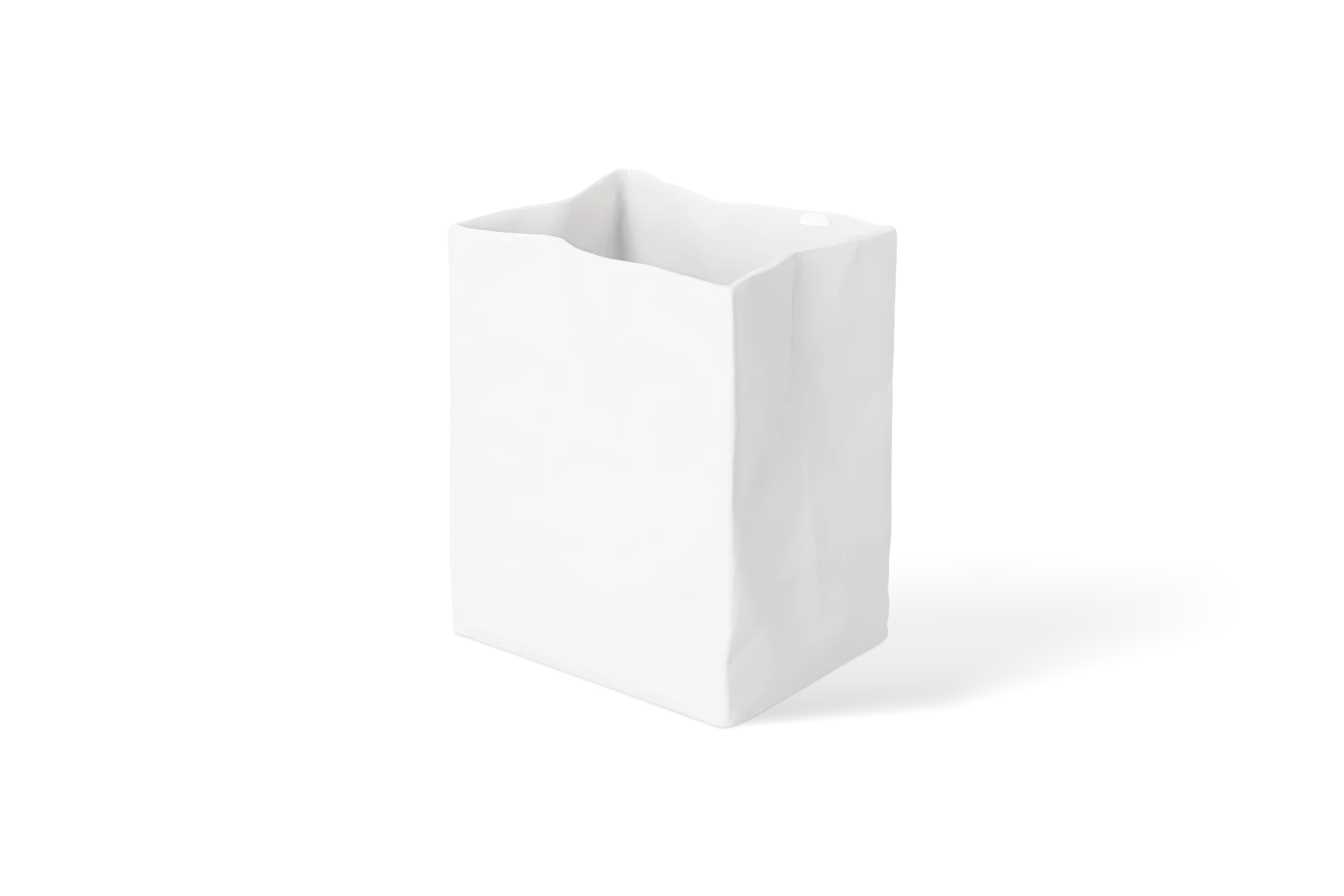 Weiße Vase Formgefühl mit quadratischer Form, unregelmäßig gewelltem Rand und facettierter Oberfläche in der hinteren rechten Ansicht.