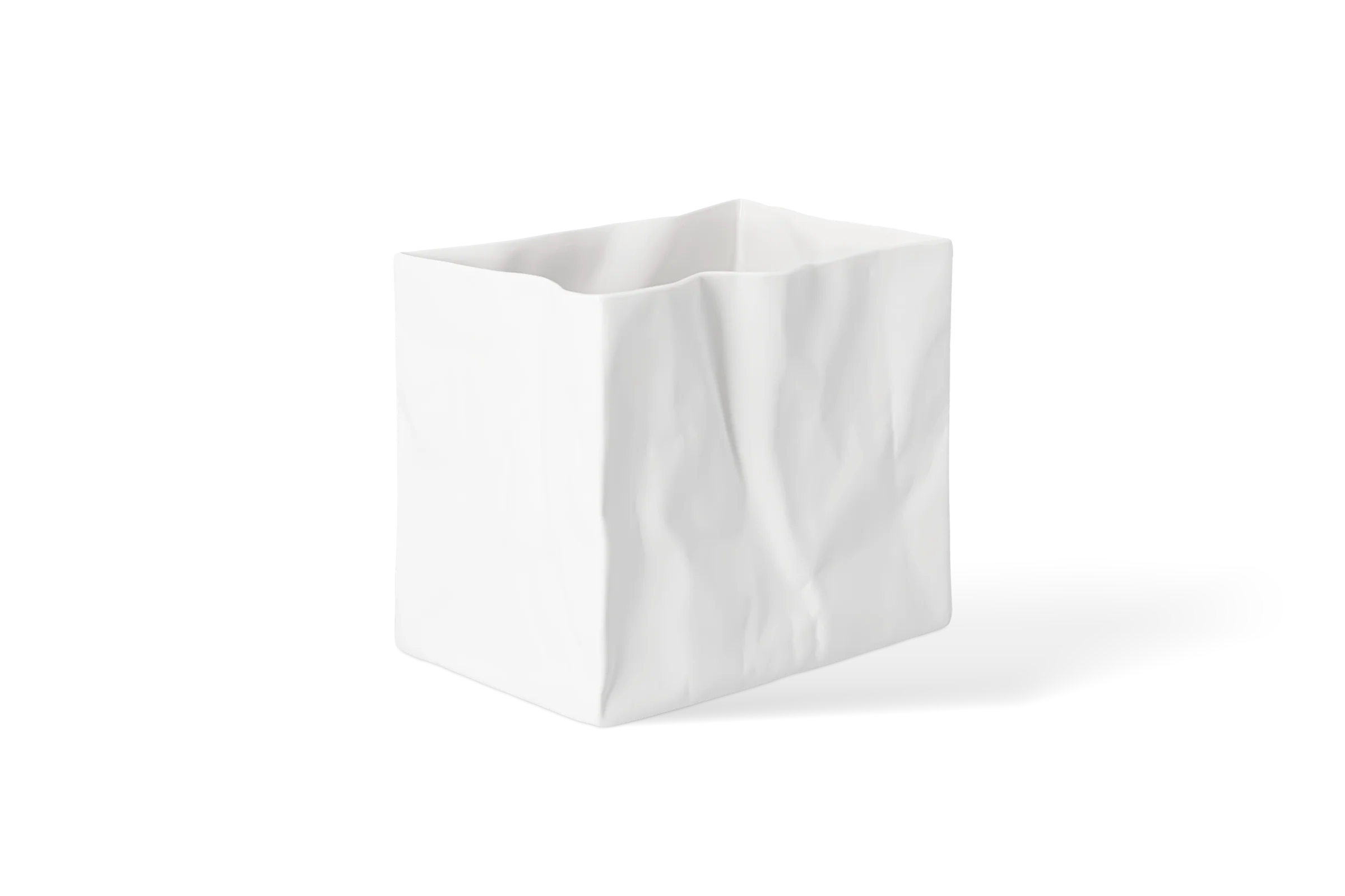 Weiße Porzellanvase mit quadratischer Form, unregelmäßig gewelltem Rand und plastisch strukturierter Oberfläche, in der vorderen Linksansicht.