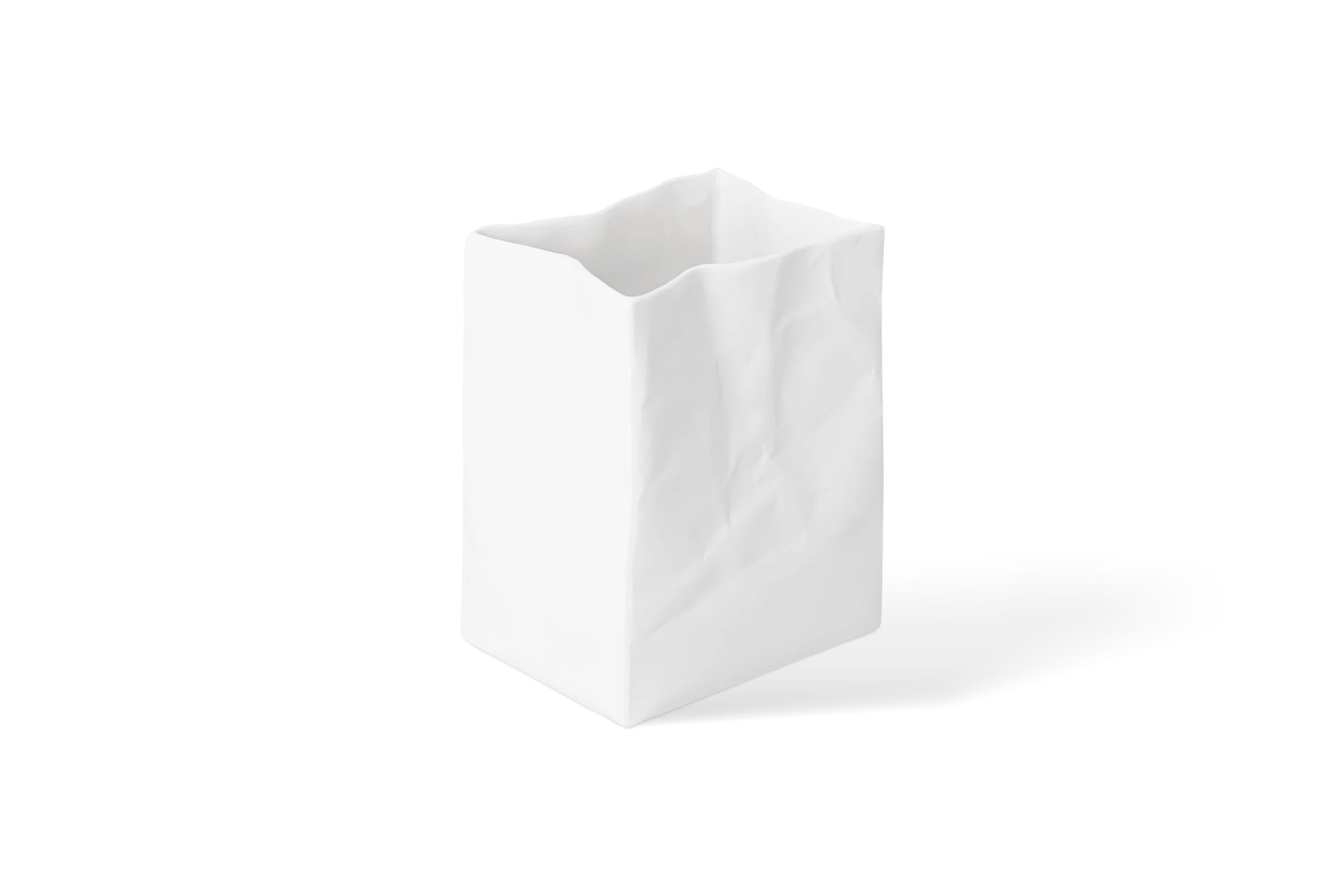 Weiße Vase Formgefühl mit eckiger Form, unregelmäßig gewelltem Rand und strukturierter Oberfläche in der hinteren Linksansicht.