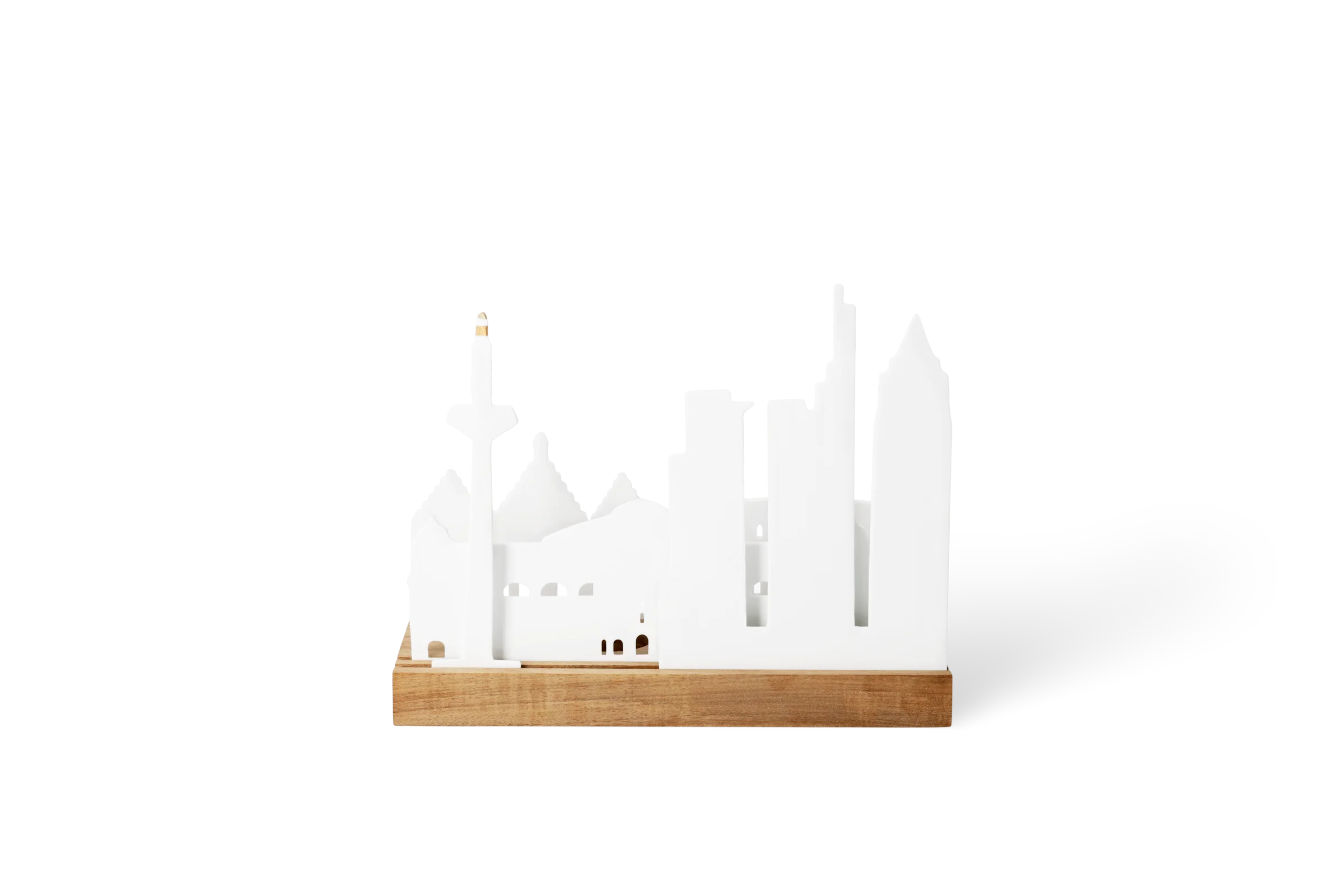 Lichtszene Stadtsilhouette Frankfurt aus weißem Porzellan mit Holzsockel in der Rückansicht.