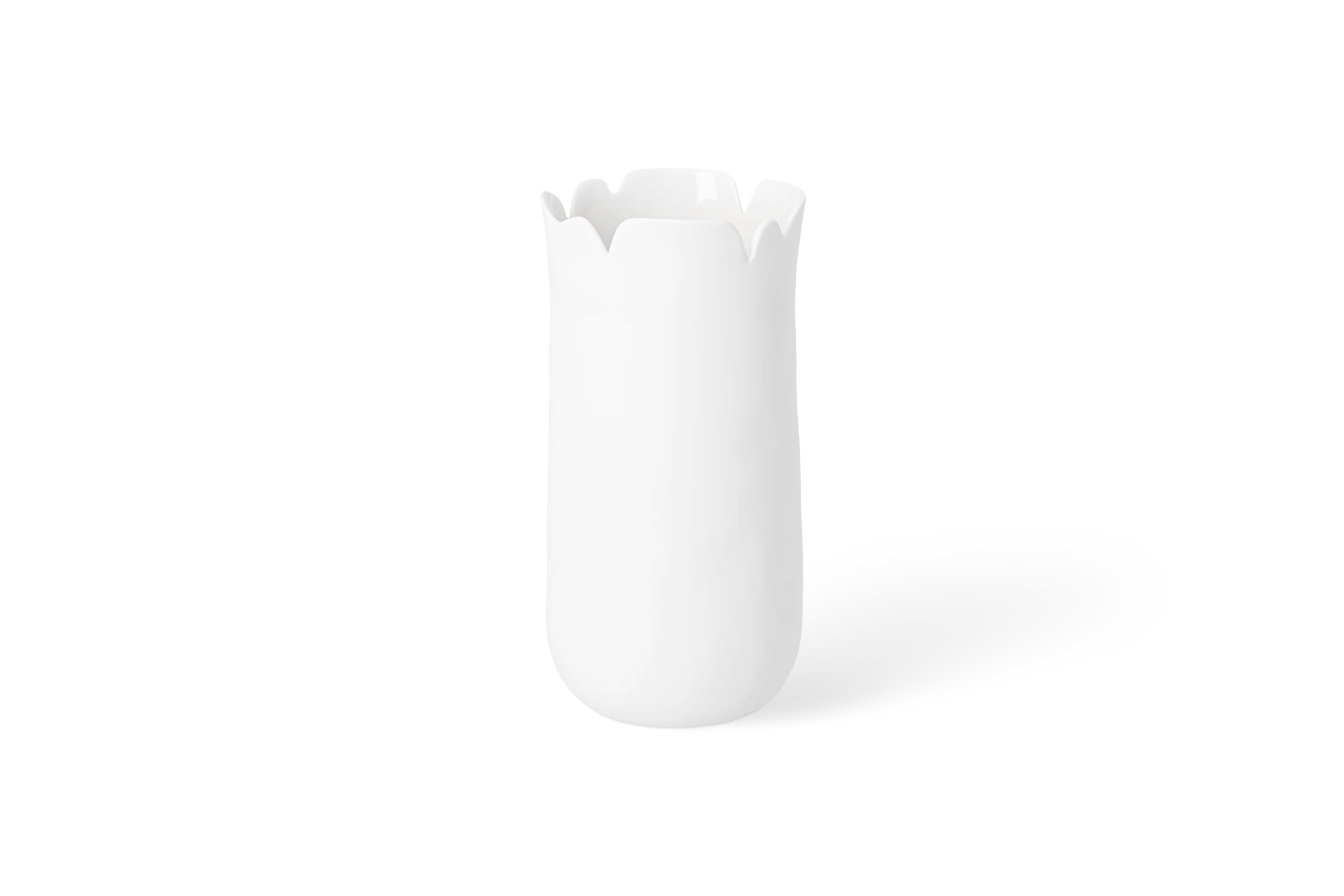 Vase Das blühende Leben Lilly Weiße Vase Das blühende Leben mit unregelmäßig geformtem Rand aus Blütenblättern in der Vorderansicht.