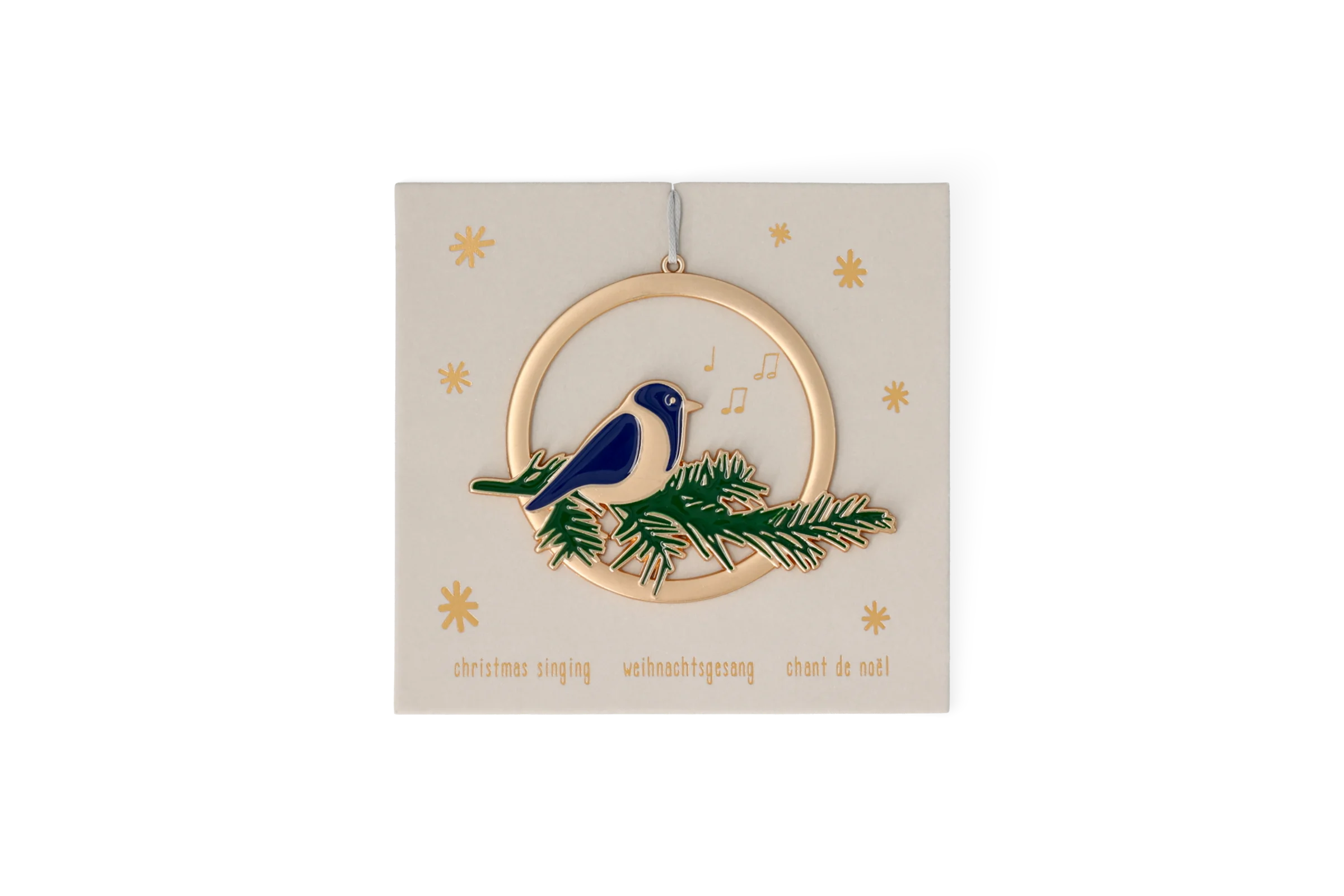 Festtagsornament Weihnachtsgesang mit blauem Vogel auf Tannenzweig, goldfarbenem Ring und Noten, in der Vorderansicht.