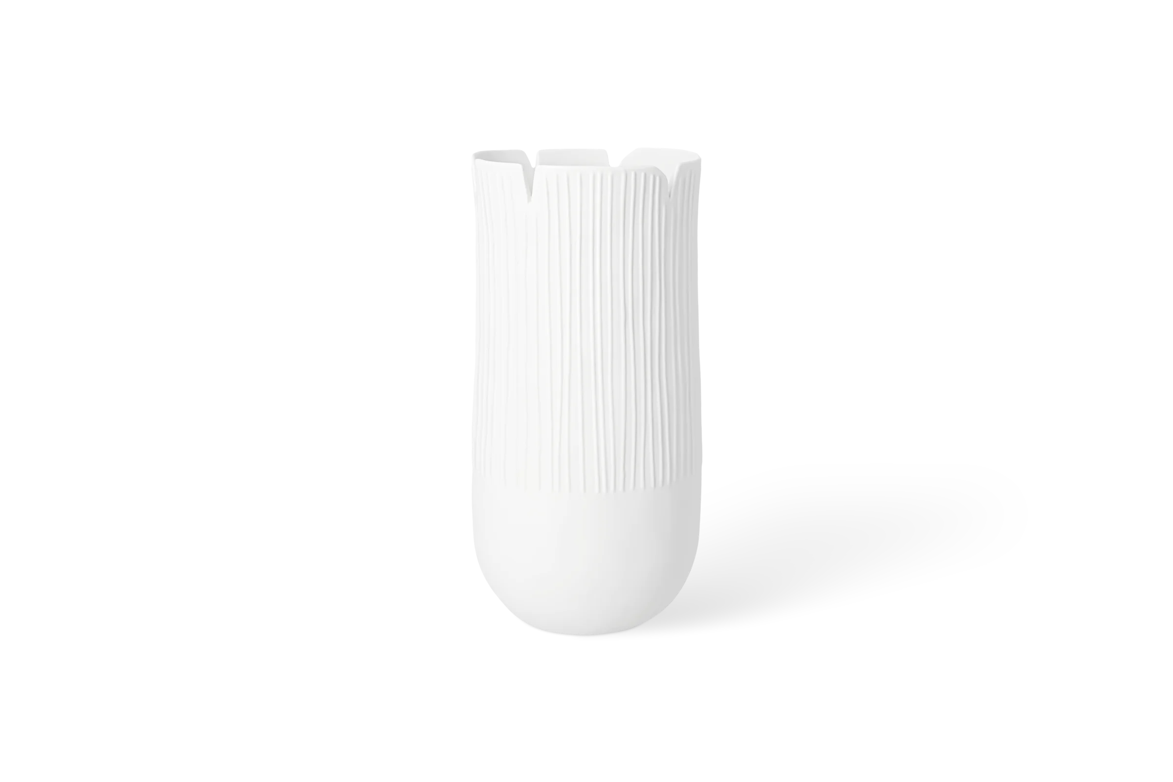 Vase Das blühende Leben Daisy Weiße Vase Das blühende Leben mit geriffeltem Hochrelief und unregelmäßig geformtem Rand in der Vorderansicht.