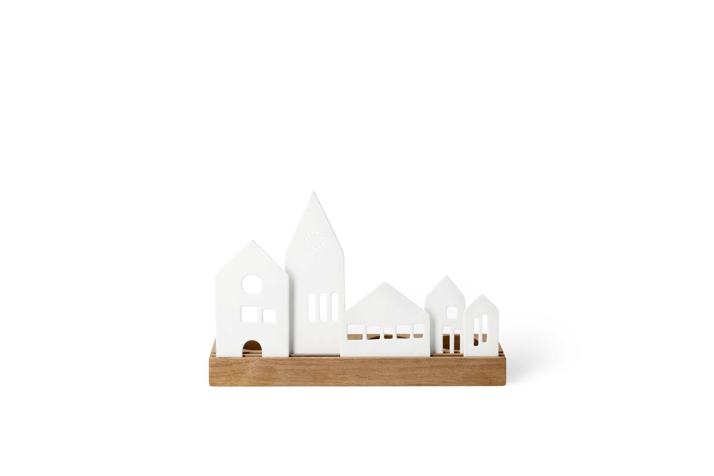 Lichtszene Stadt Lichtszene Stadt aus weißen Porzellanhäusern mit Fensterausschnitten auf einem Holzsockel in der Vorderansicht.