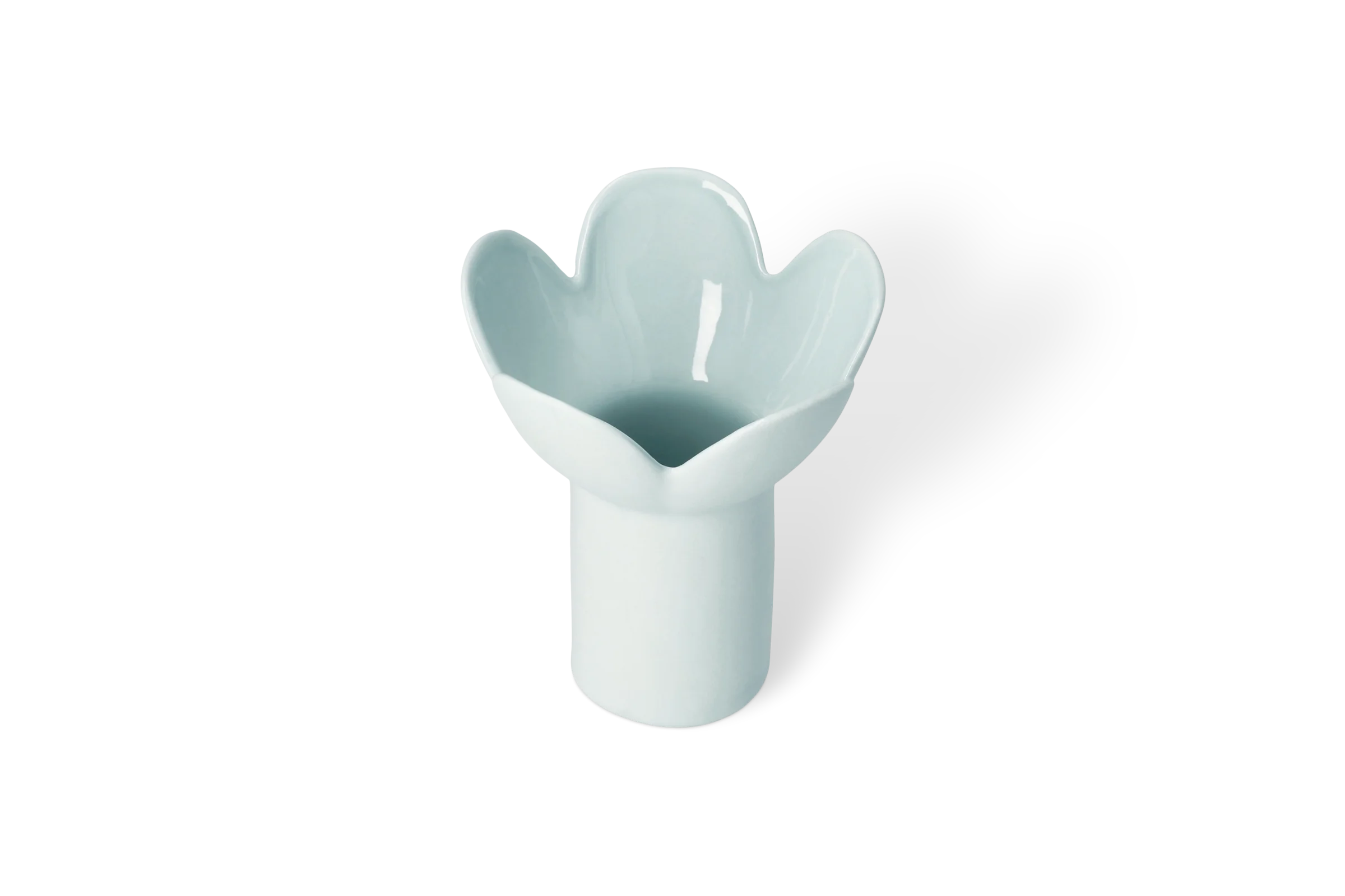 Hellblaue Vase aus Porzellan mit blütenförmigem Rand und glänzender Innenseite in vorderer Linksansicht mit Neigung.