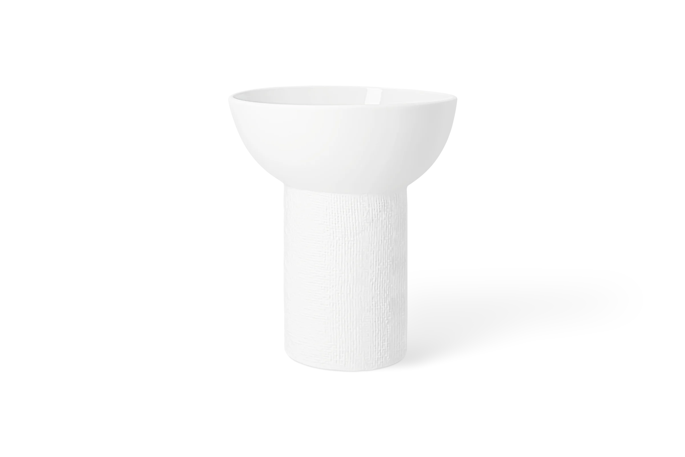 Weiße Vase Formgefühl mit glatter Schale und zylindrischem Fuß in strukturierter Oberfläche, in der Rückansicht.