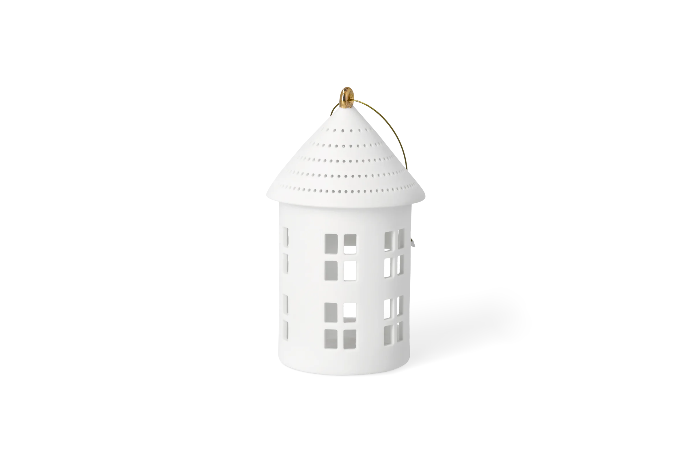 Weißes Lichthaus aus Porzellan mit ausgestanzten Fenstern, gepunktetem Kegeldach und goldfarbener Aufhängung in der vorderen Rechtsansicht.
