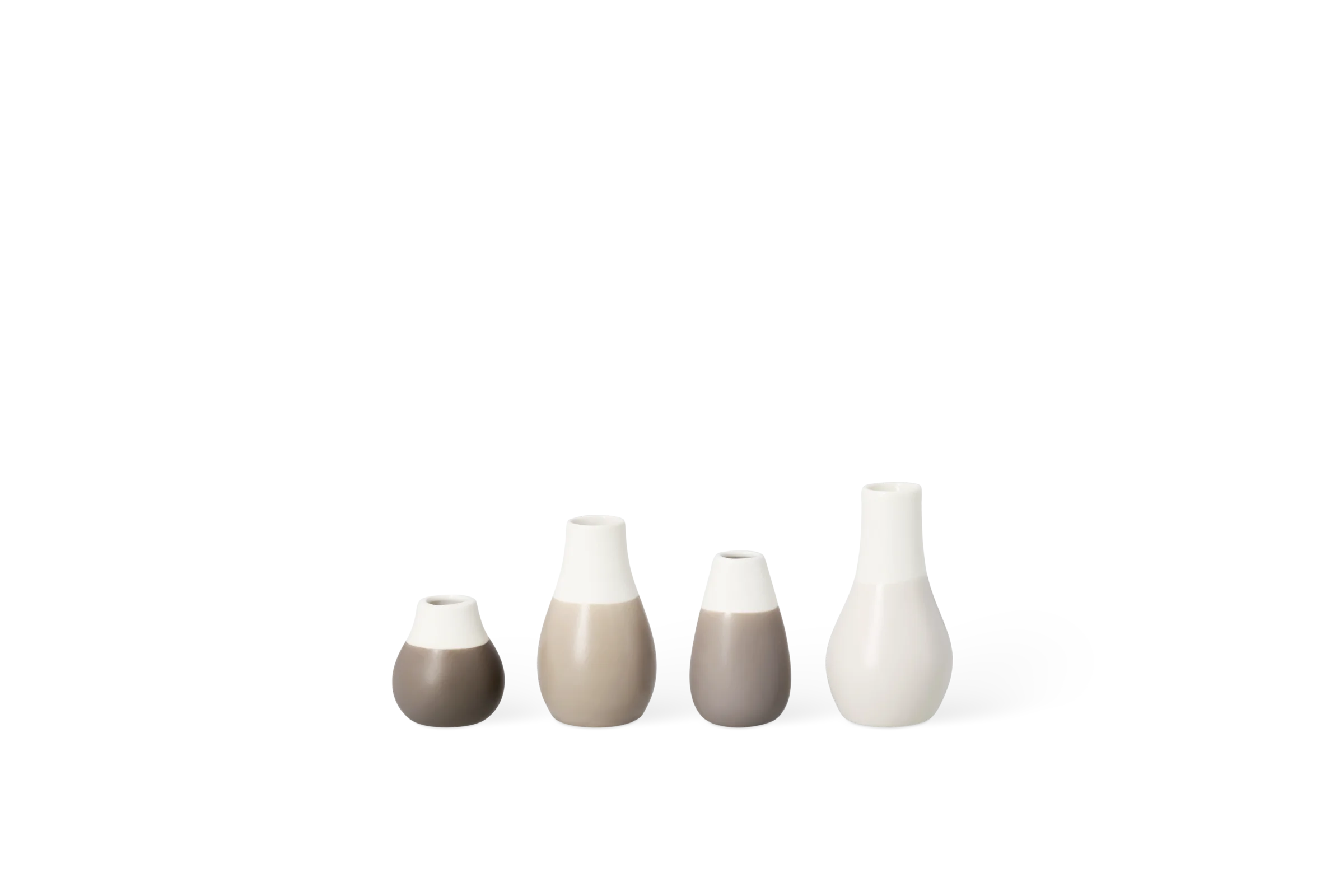 Minivasen Pastell Grau - 4er Set Set aus vier Minivasen Blütezeit in Weiß und Taupe mit unterschiedlichen bauchigen Formen, in der Vorderansicht.