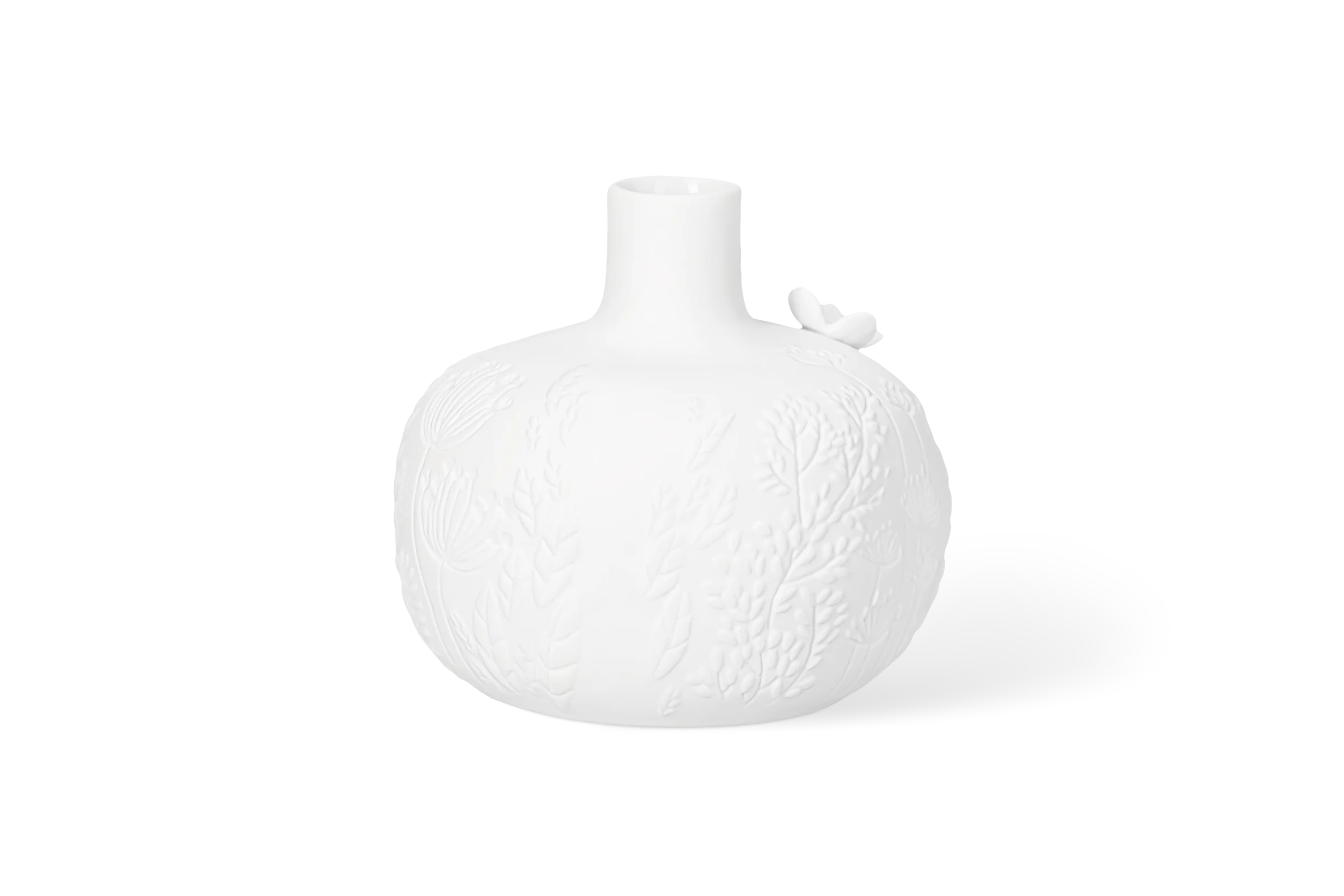 Weiße bauchige Vase Bildergeschichten mit erhabenem Blüten und Blätterrelief sowie Schmetterling in der Linksansicht.