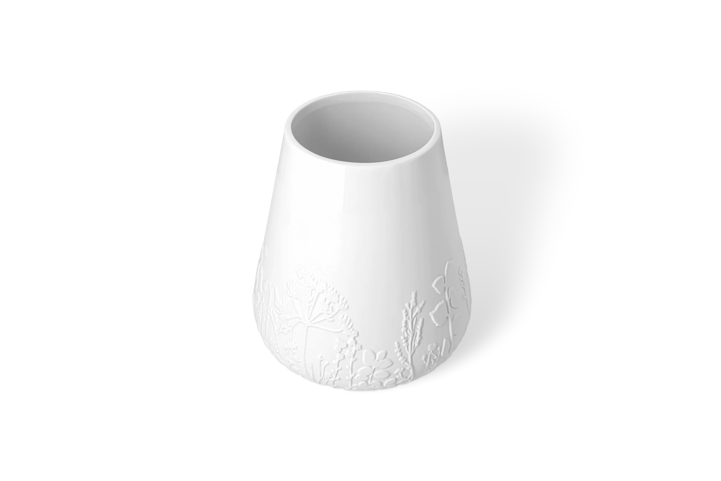 Weiße Vase Blütezeit mit hochgeprägtem Blumenrelief am unteren Rand in der Vorderansicht mit Neigung.