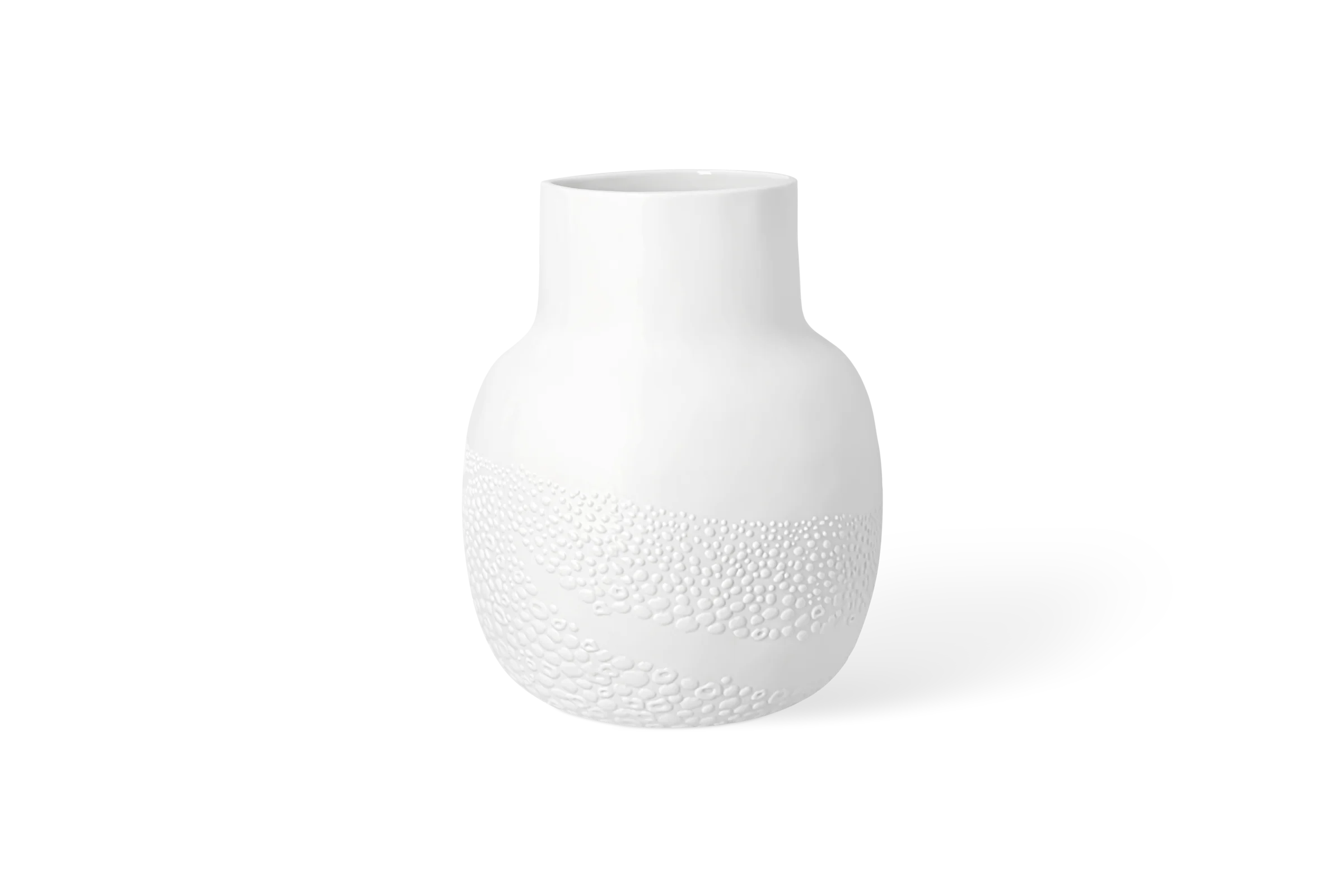 Weiße Porzellanvase mit bauchiger Form und erhabenem Punktrelief im unteren Bereich, in der hinteren Linksansicht.