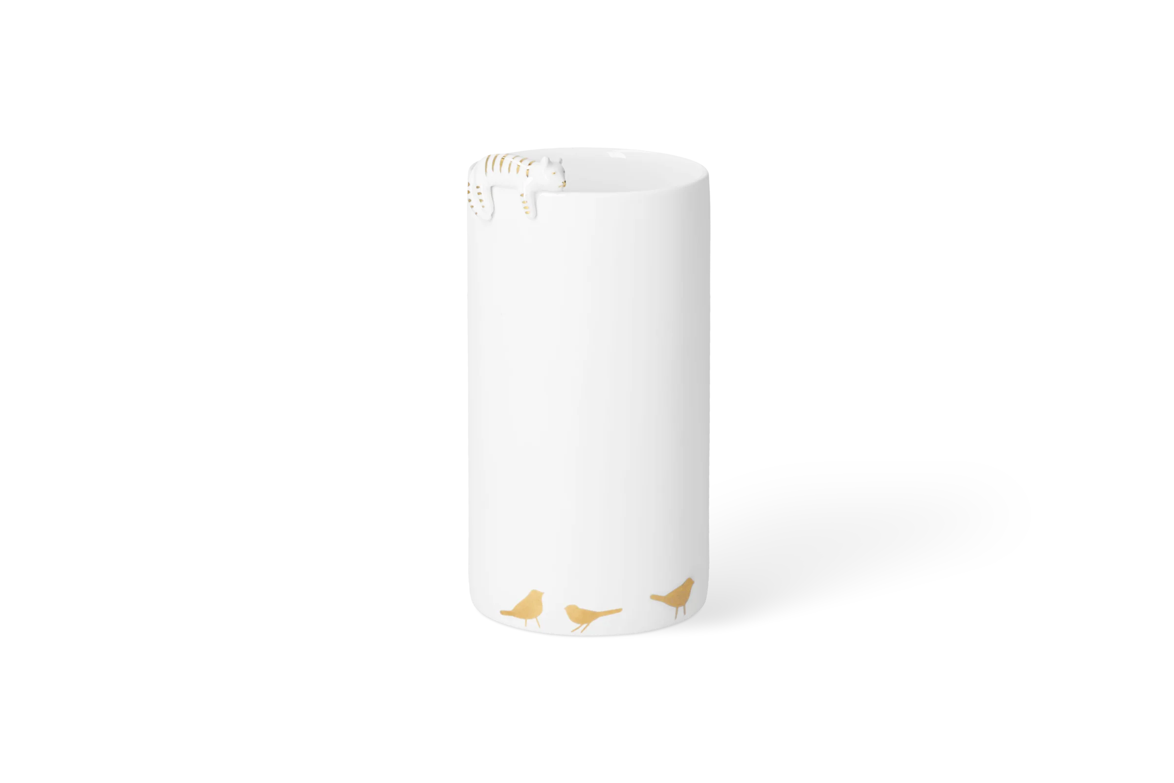Vase Goldstück Katze Weiße Porzellanvase mit hochgeprägter Katze am Rand und goldenen Vögeln, in der Vorderansicht.