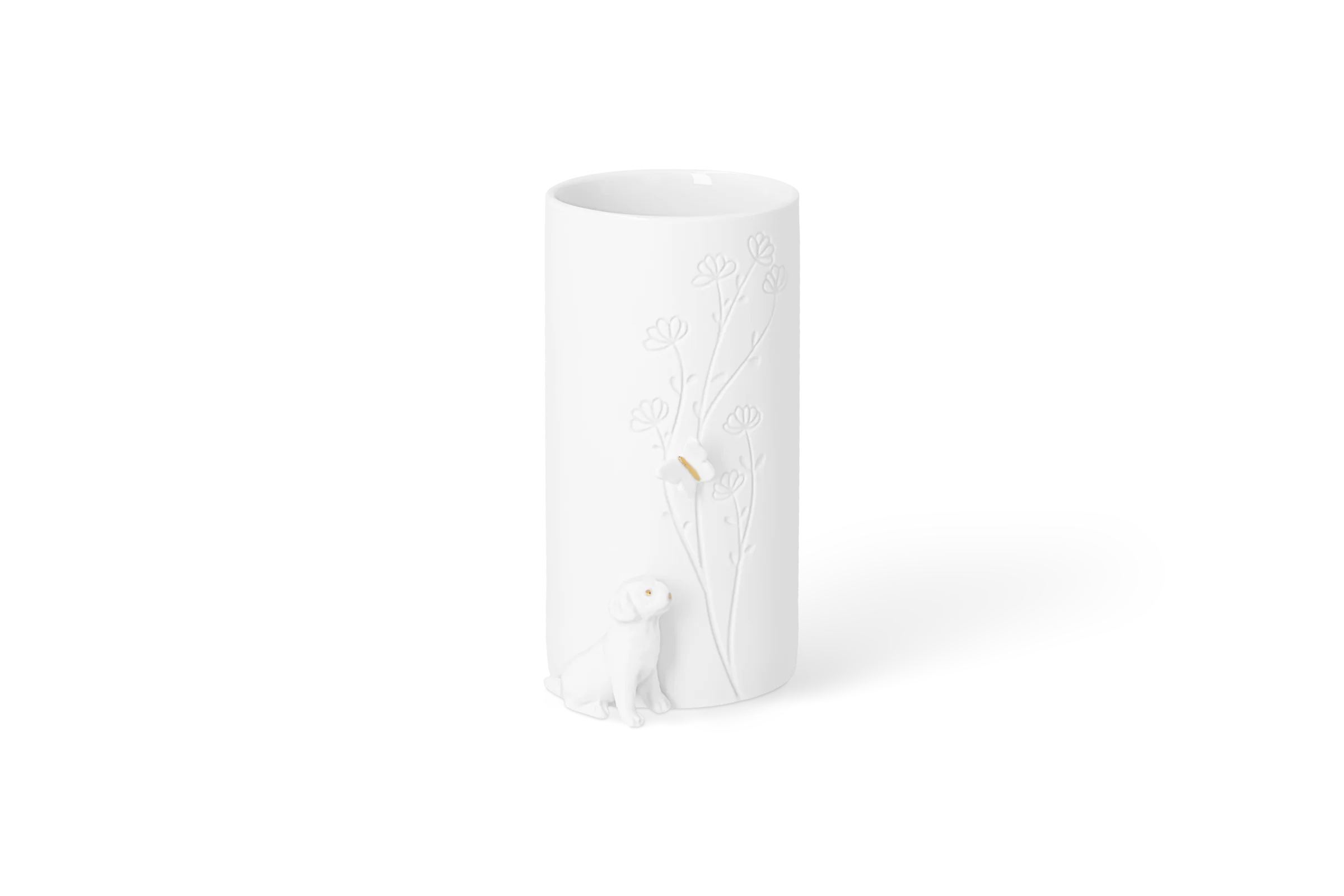 Vase Hund Sitzend Weiße Porzellanvase mit hochgeprägten Blumen, goldenem Schmetterling und sitzendem Hund in der Vorderansicht.
