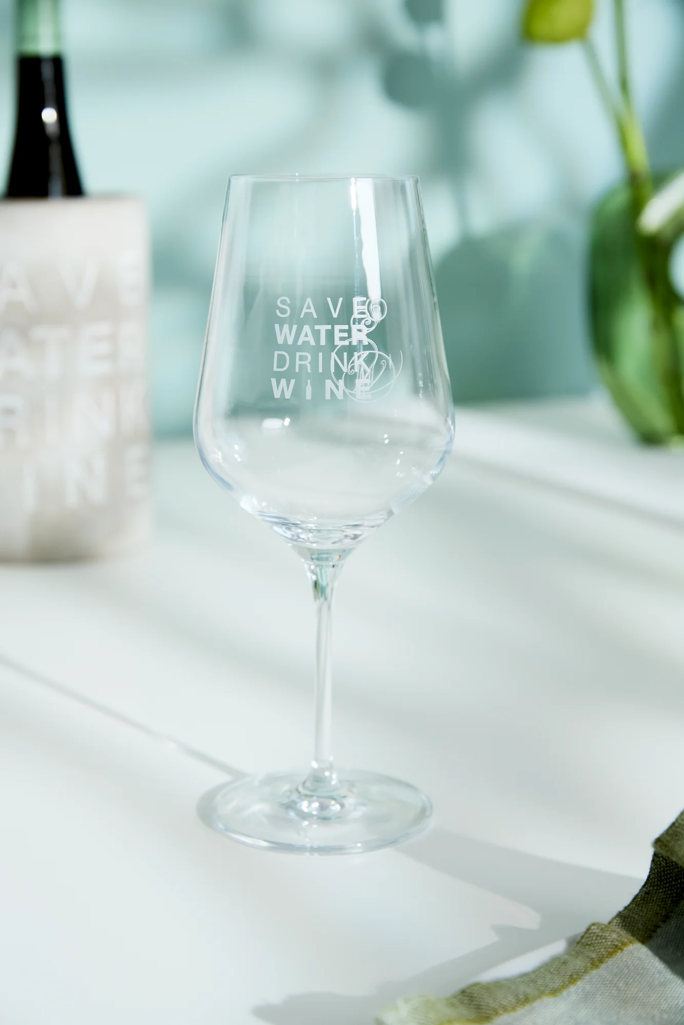 Weinglas Save water drink wine