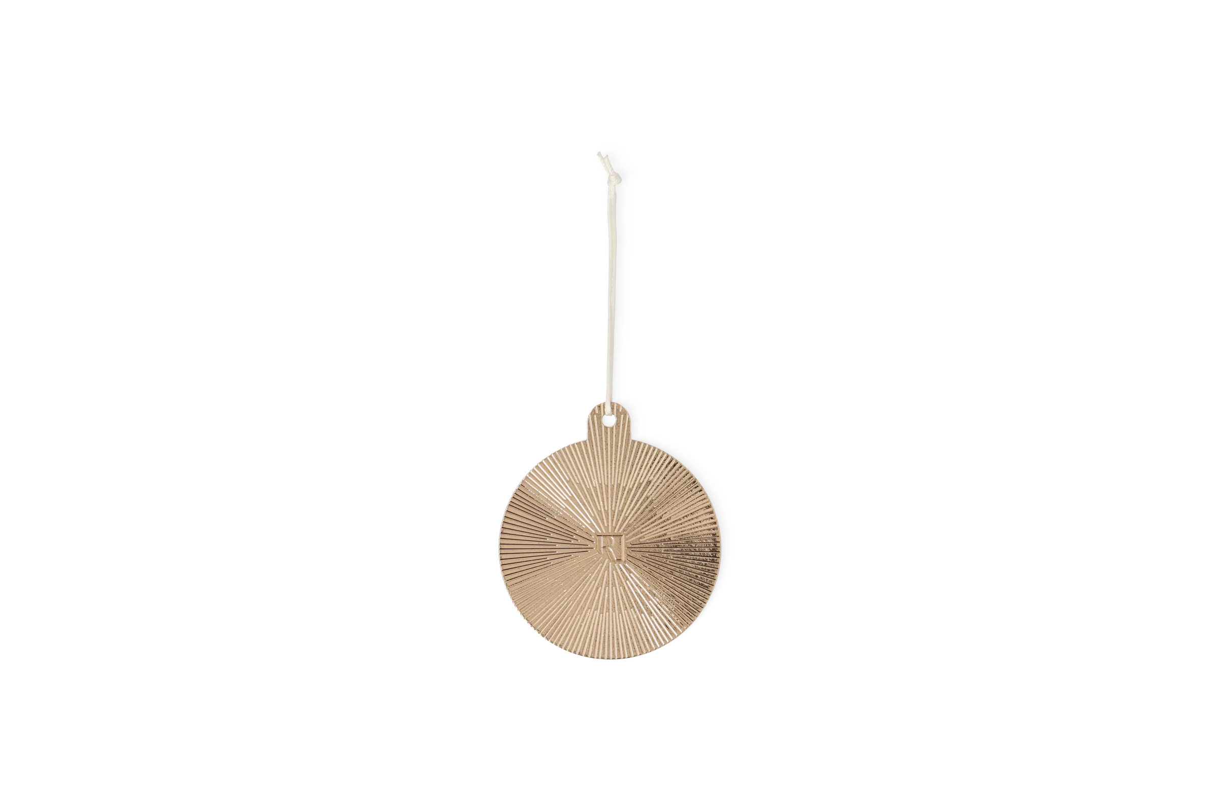Ornament Winter Schneehütte Runder Weihnachtsanhänger Schneehütte in Gold mit strahlenförmigem Tiefrelief und weißer Kordel in der Rückansicht.