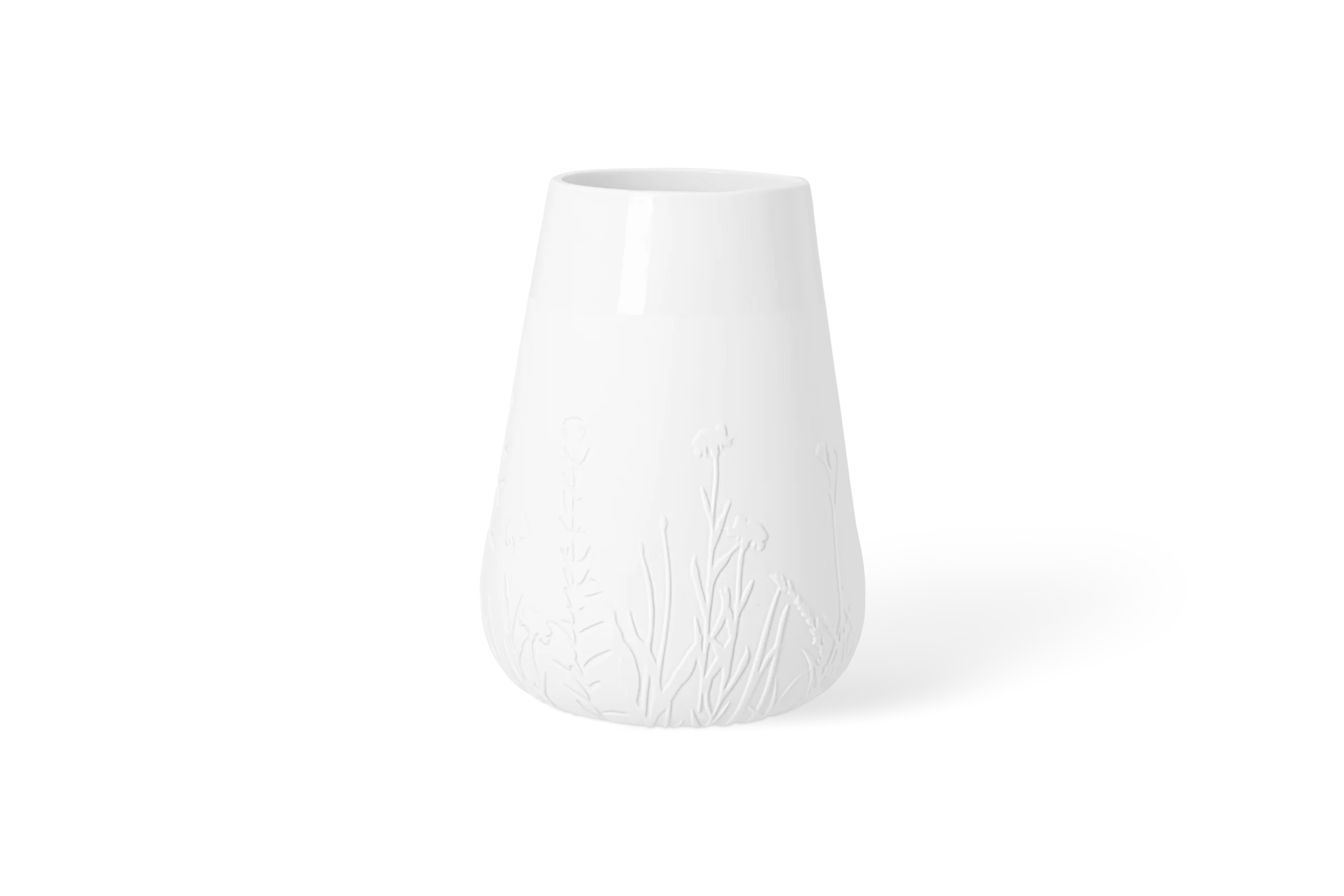 Vase Floral Gräser Weiße Porzellanvase Blütezeit mit erhabenem Wiesenblumenrelief am unteren Rand in der Vorderansicht.