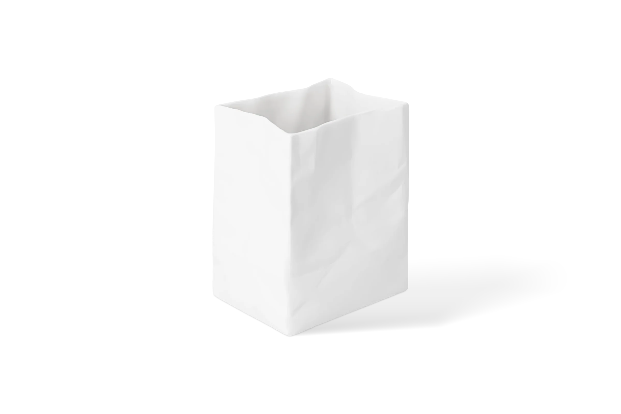 Weiße Porzellanvase Formgefühl mit quadratischer Form, unregelmäßigem Rand und strukturierter Oberfläche in der vorderen Linksansicht.