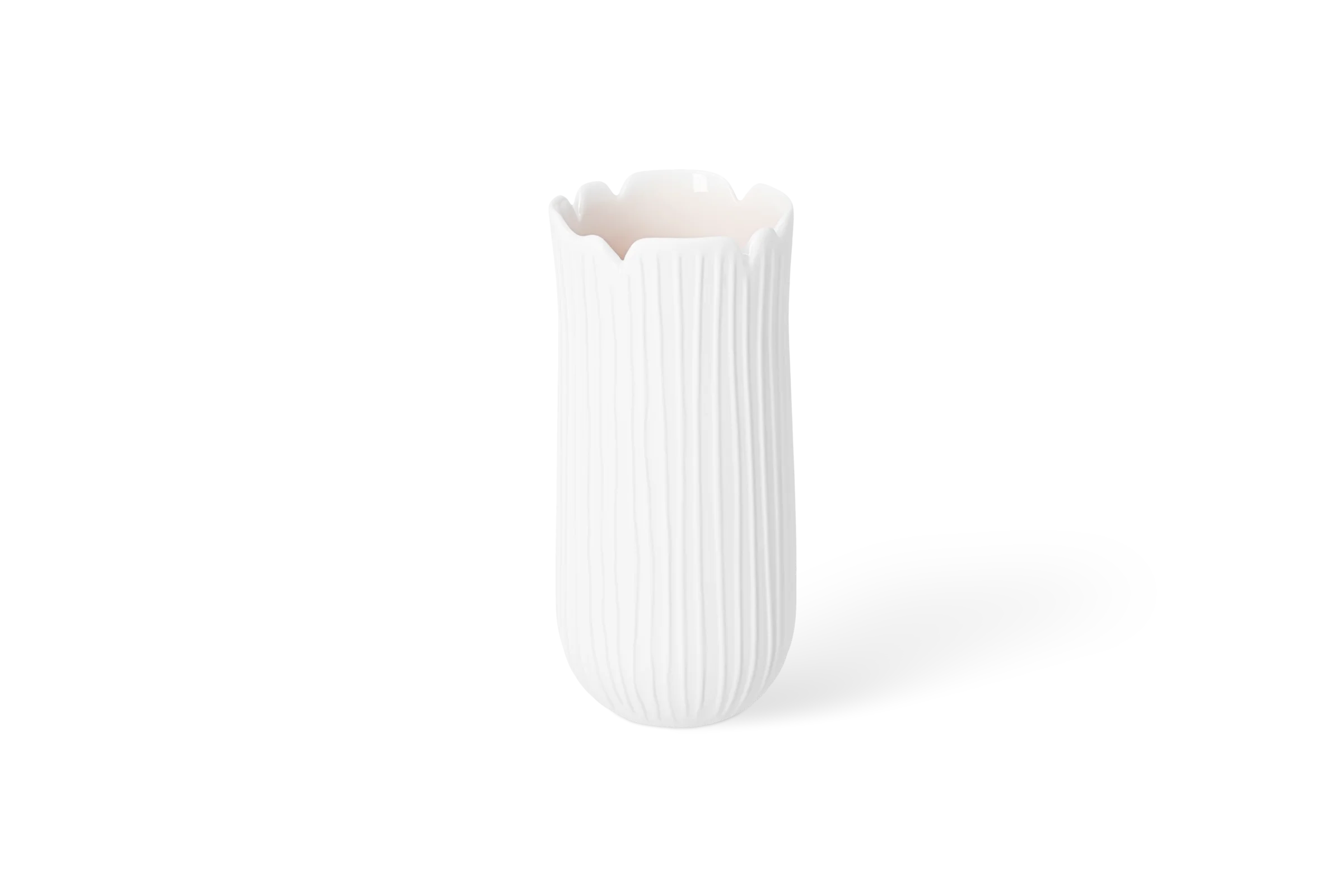 Vase Das blühende Leben Poppy Weiße Porzellanvase mit blütenförmig gewelltem Rand und vertikalen eingeprägten Linien in der Vorderansicht.