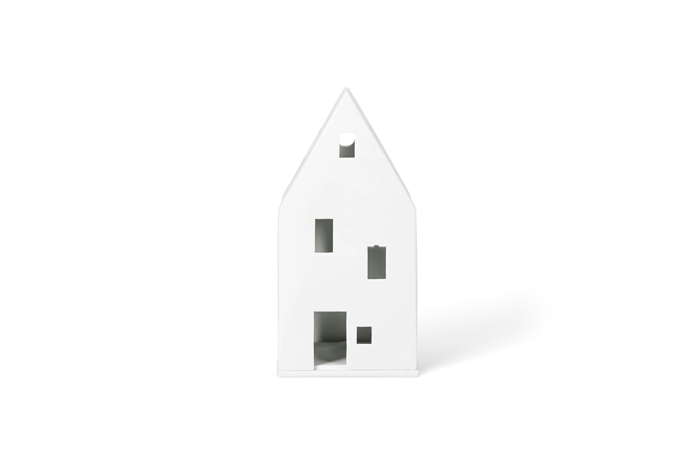 Weißes Porzellan-Lichthaus in hoher Hausform mit ausgestanzten Fenstern und Tür in der Vorderansicht.