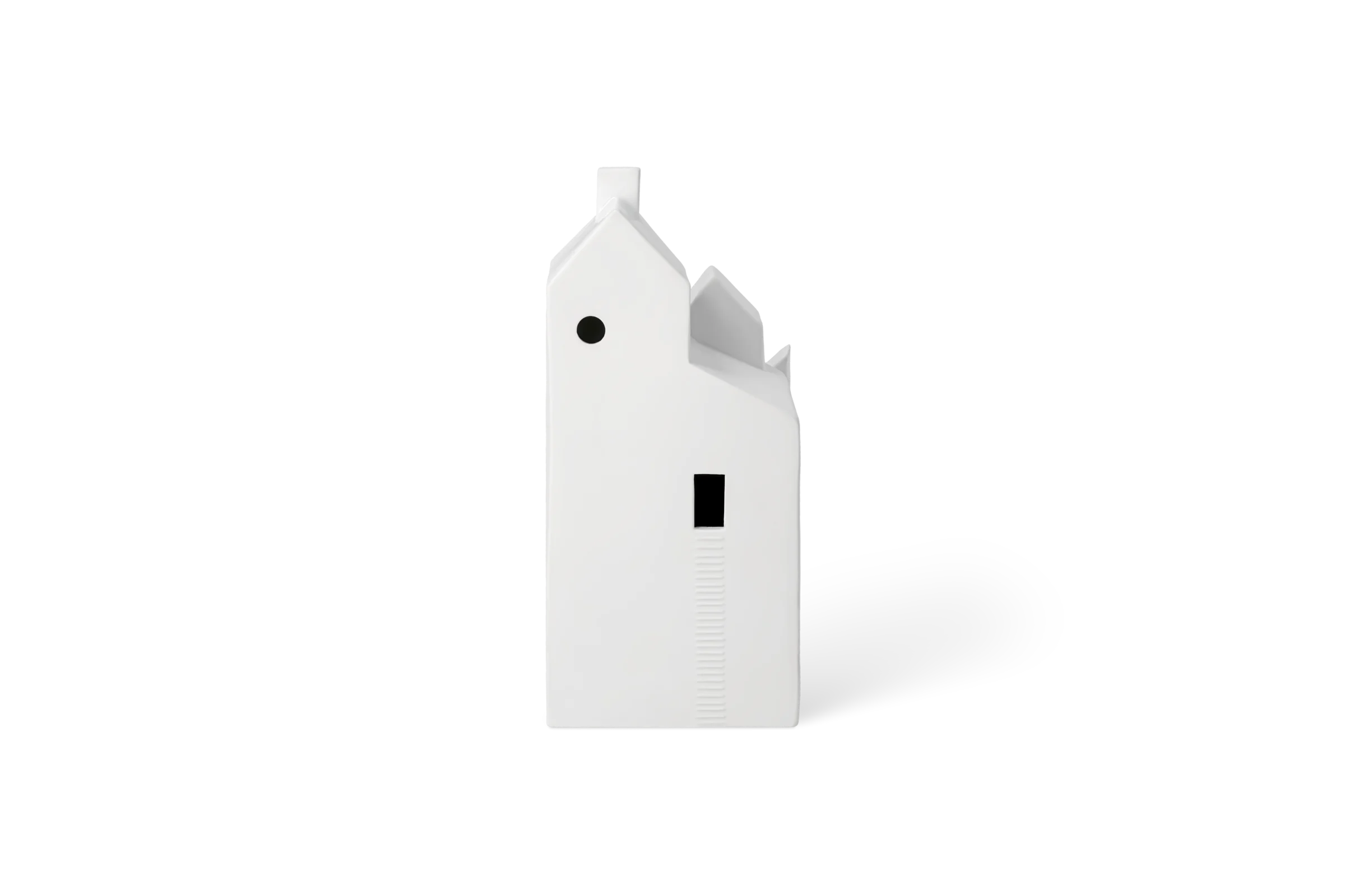 Weißes LED Lichthaus Treppchenstädtchen mit gestuften Dächern, Fensteröffnung und Schalter auf der Rückseite, in der Rückansicht.