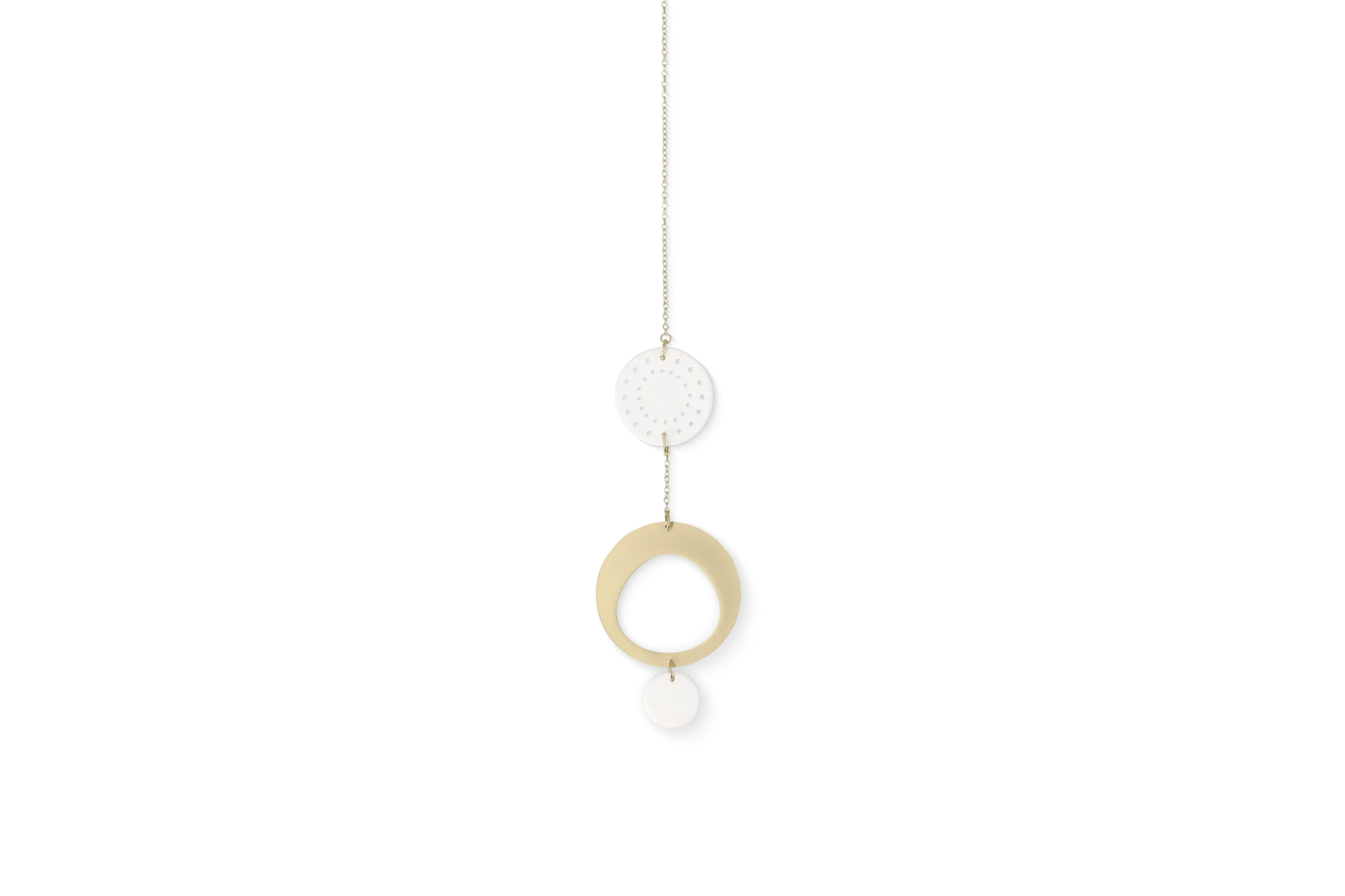 Ornament Traumtanz Anhänger Traumtanz mit weißer gepunkteter Scheibe, goldenem Ring und weißem Anhänger in der Vorderansicht.