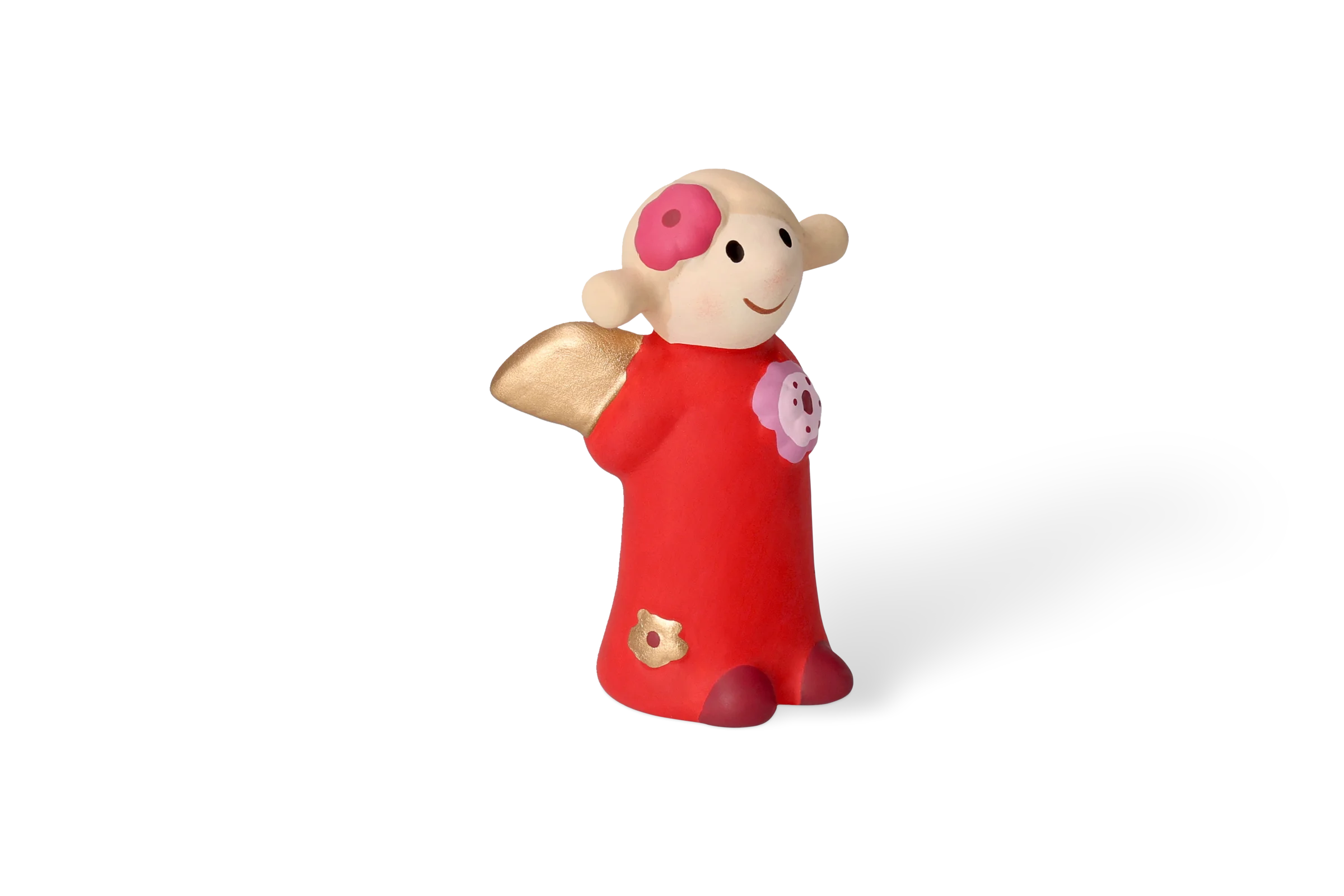 Engel Florentine Klein - Edition 9 Dekofigur Himmlische Schwester mit goldenen Flügeln, die ein rotes Kleid mit Ansteckblume trägt und die Arme verschränkt hat, in der vorderen Linksansicht.