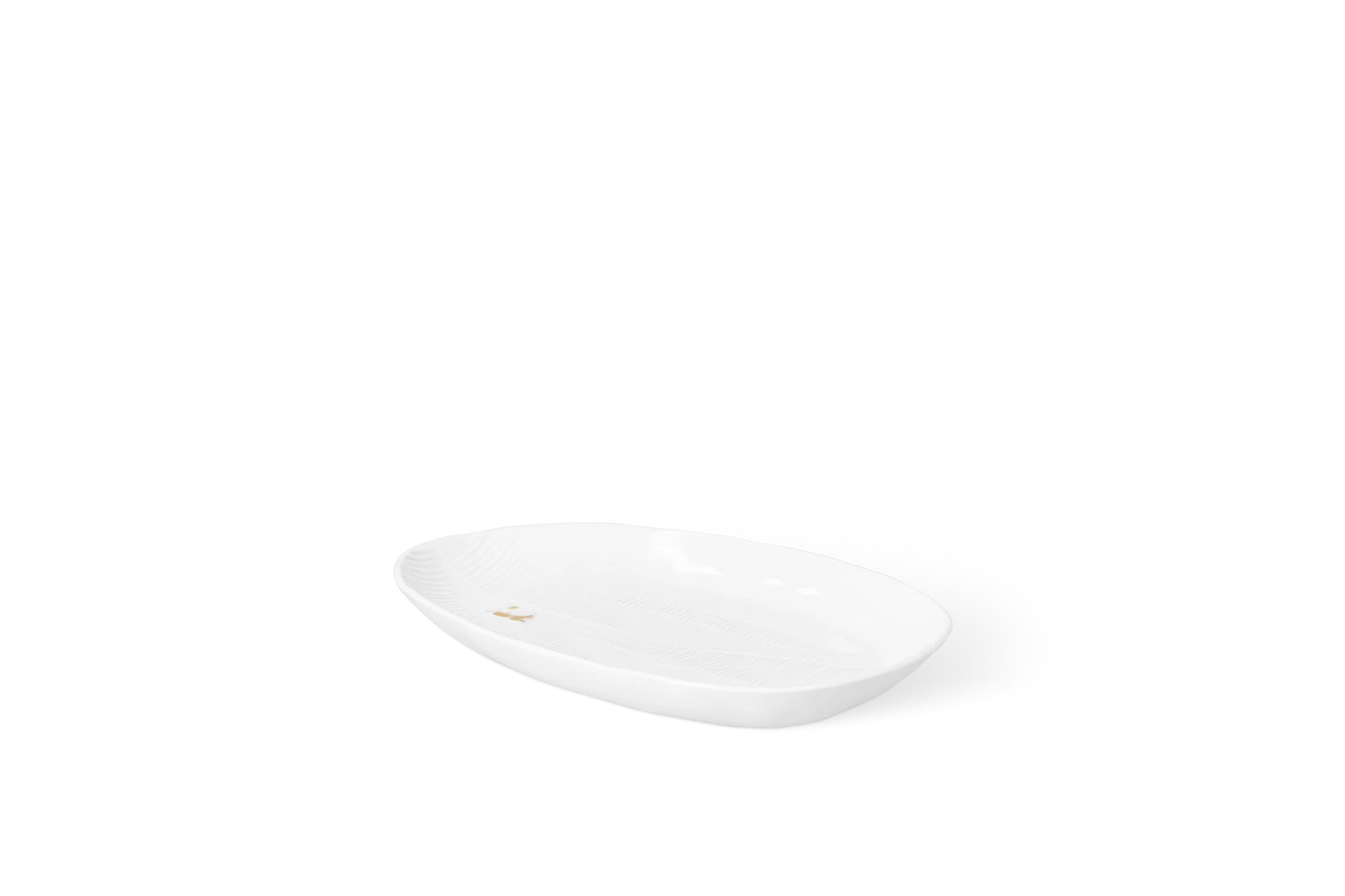 Weißer Porzellanteller mit eingeprägtem Linienmuster und goldenem Detail in der vorderen Rechtsansicht.