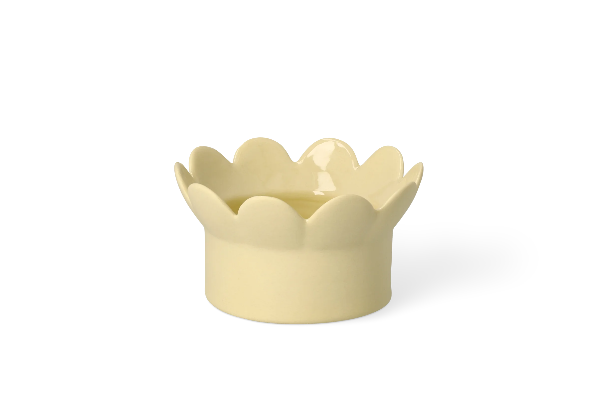 Cremefarbene Keramikschale Softtone mit gewelltem Rand in Blütenform in der Rückansicht.