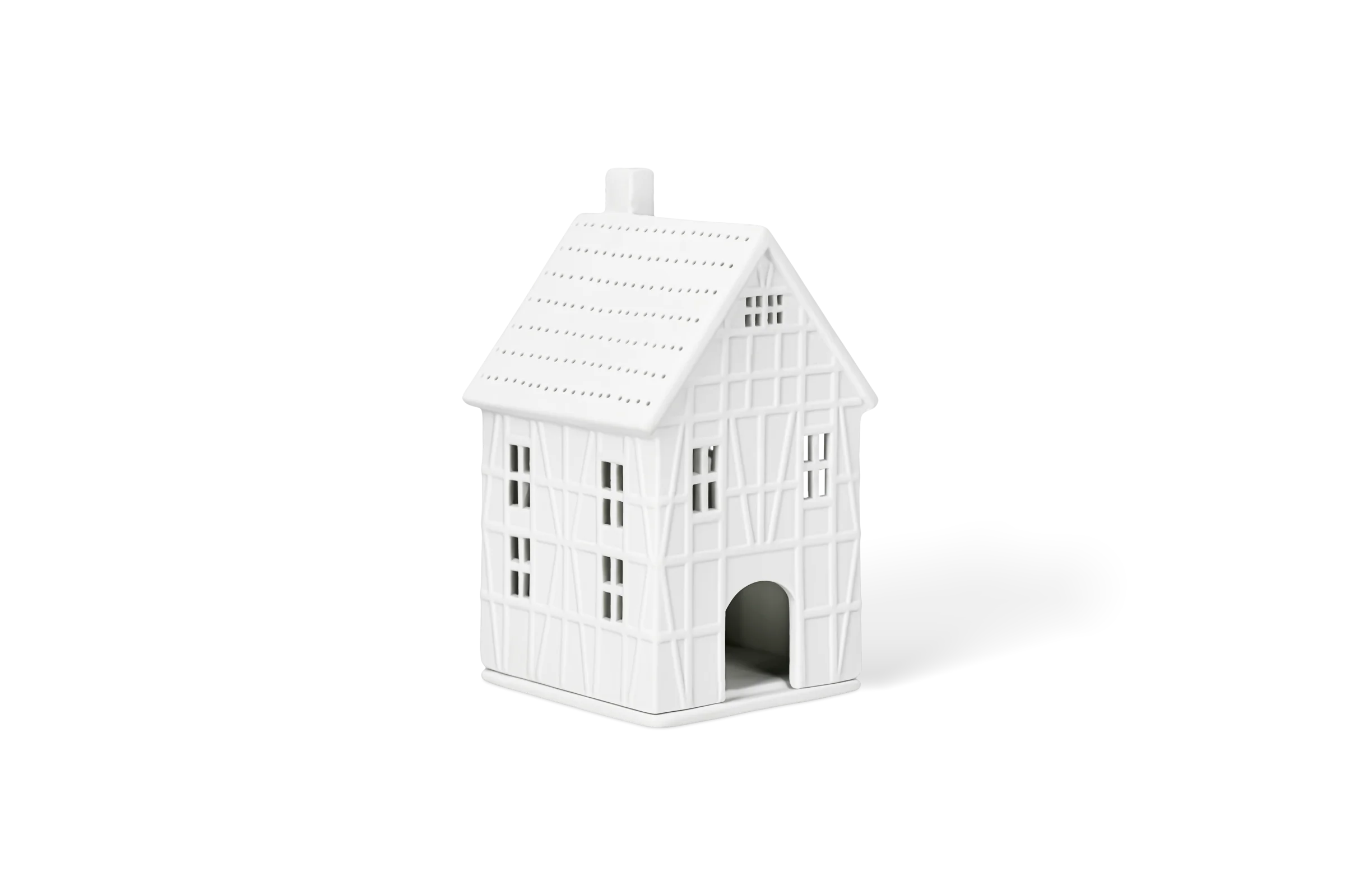 Lichthaus Fachwerkhaus Groß Weißes Lichthaus aus Porzellan im Fachwerkstil mit Fensteröffnungen und gepunktetem Dach in der vorderen Linksansicht.