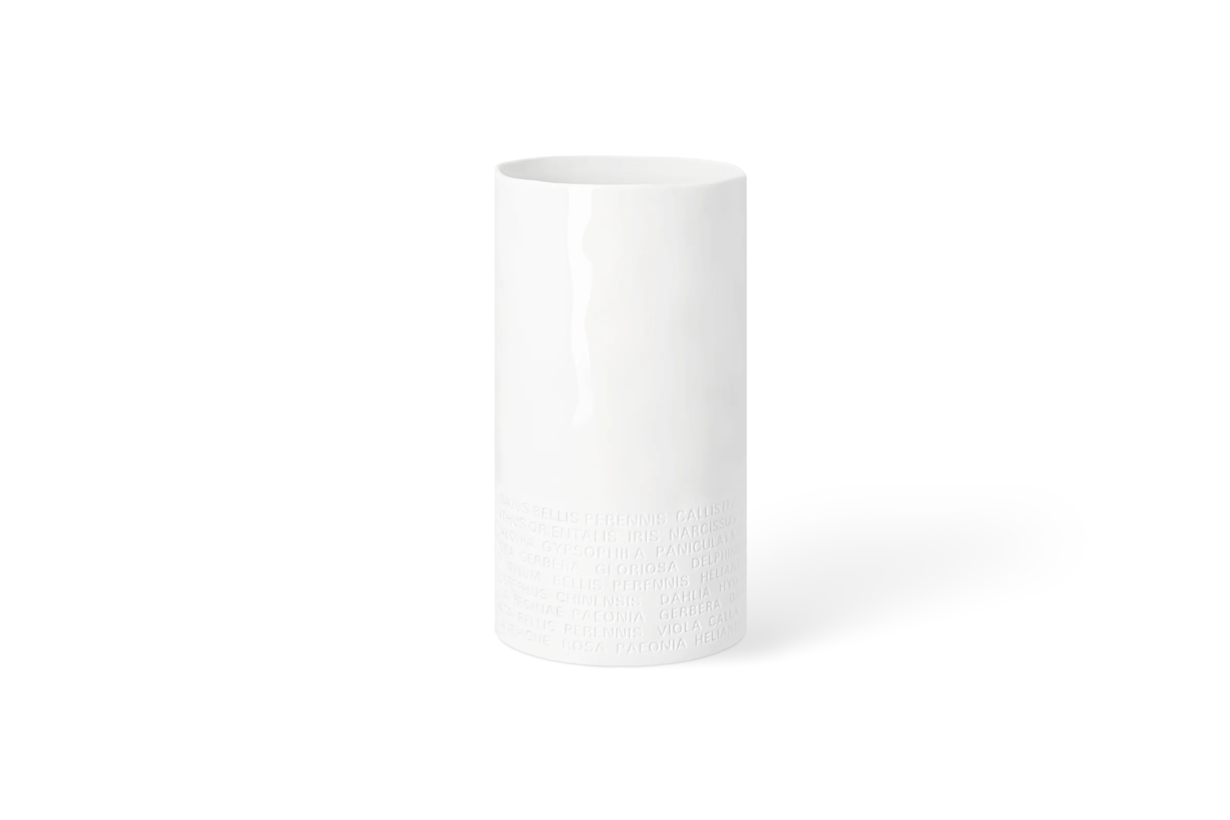 Vase Raumpoesie Breit Weiße Porzellanvase mit eingeprägten Blumennamen am unteren Rand in der Vorderansicht.