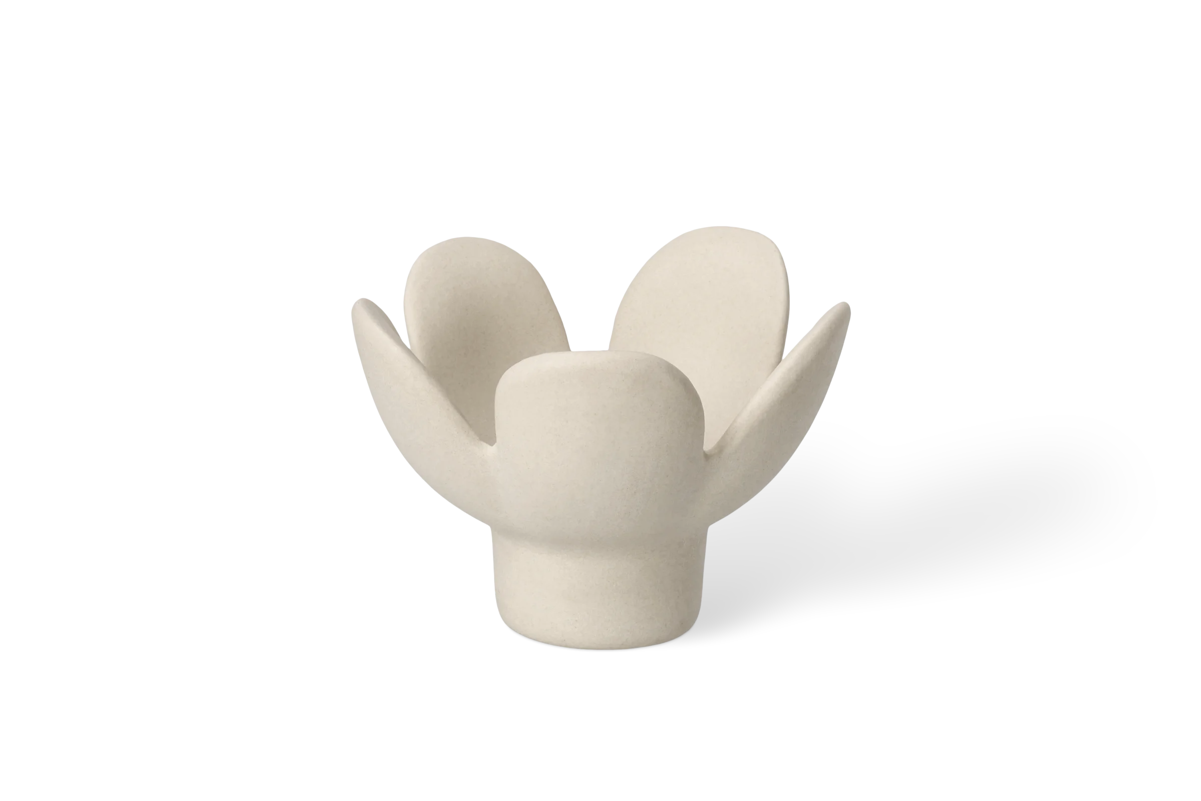 Kerzenhalter Blume Beige Kerzenhalter Softtone aus cremefarbener Keramik in Blütenform mit geschwungenen Blättern in der Vorderansicht.