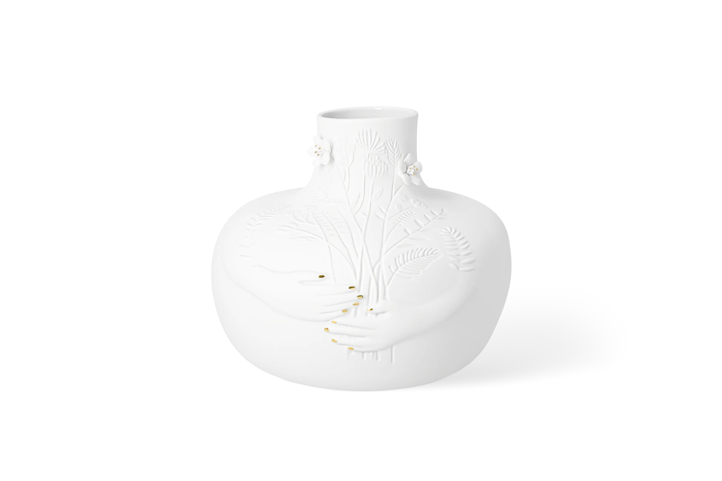 Weiße Porzellanvase mit erhabenem Wiesenblumenrelief, goldenen Punkten und kleinen Blüten am Hals in der Vorderansicht.